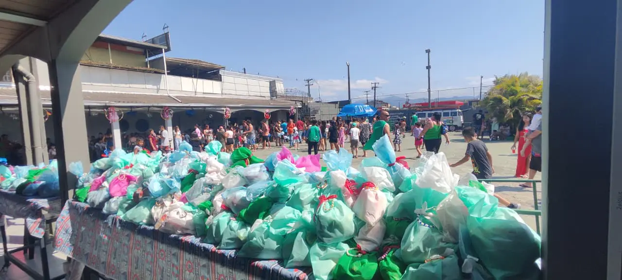 No último evento, além da entrega de kits com doces, brinquedos e lanches, foram distribuídas 150 cestas básicas (Foto: Divulgação/Grupo Very Good)