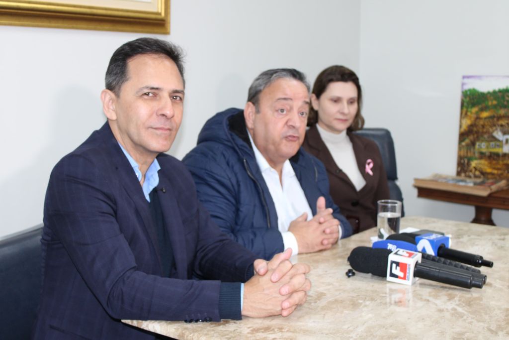 Na foto, o prefeito de Paranaguá, Adriano Ramos, ao lado do deputado estadual e líder do Governo na Assembleia Legislativa do Paraná (Alep), Hussein Bakri, e da vice-prefeita Fabiana Parro, durante coletiva de imprensa para prestação de contas (Foto: Folha do Litoral News)