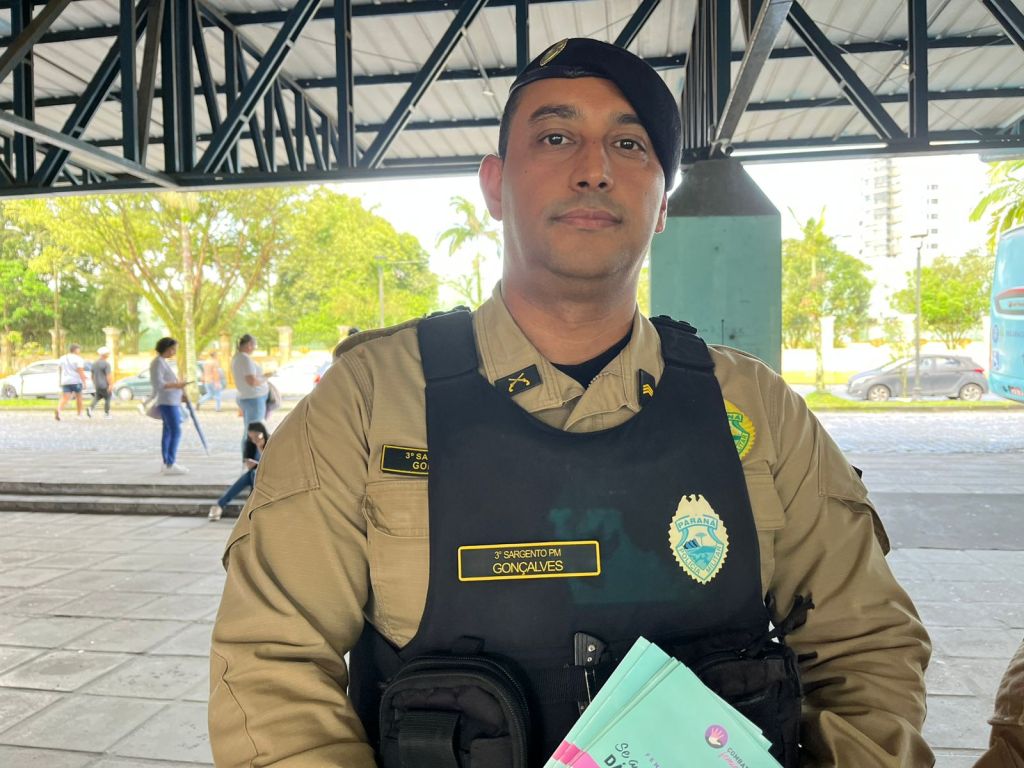  “É uma ação conjunta importantíssima para a gente levar a informação, não só sobre violência doméstica, mas também sobre a situação do assédio no transporte coletivo”, explica o 3.º Sargento Gonçalves, da Polícia Militar (Foto: Folha do Litoral News)