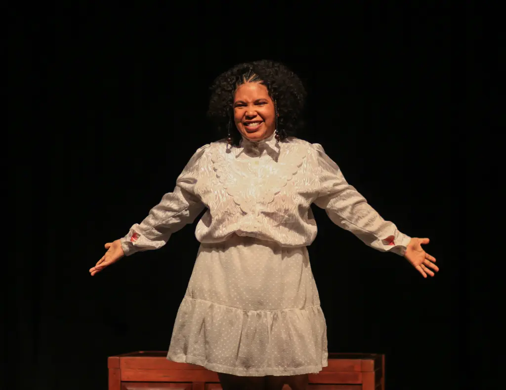 Espetáculo "Marilene" traz vivências da mulher negra ao litoral do Paraná 2 A dramaturgia foi desenvolvida durante o período da pandemia, entre os anos 2020 e 2022, e aborda temas como violência de gênero, racismo, suicídio e amor próprio (Foto: Clara Ferreira)