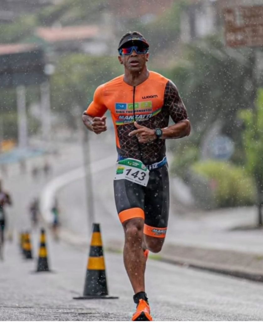  O atleta parnanguara Sérgio Diniz, garantiu o 1.º lugar no Campeonato Brasileiro de Triathlon Standard (Olímpicop), realizado em Matinhos e garantiu vaga para o mundial em 2026 (Foto: Divulgação/Foco Radical)