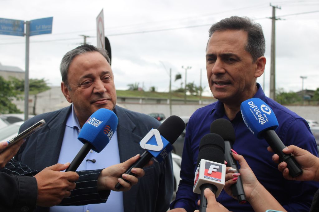 Prefeito e deputado Hussein Bakri visitam local da futura obra do viaduto em “U” na Avenida Roque Vernalha 2 “A população sempre sonhou com este viaduto aqui na Roque Vernalha. Essa obra vai simplesmente mudar a vida do morador”, afirma o prefeito Adriano Ramos (Foto: Folha do Litoral News)
