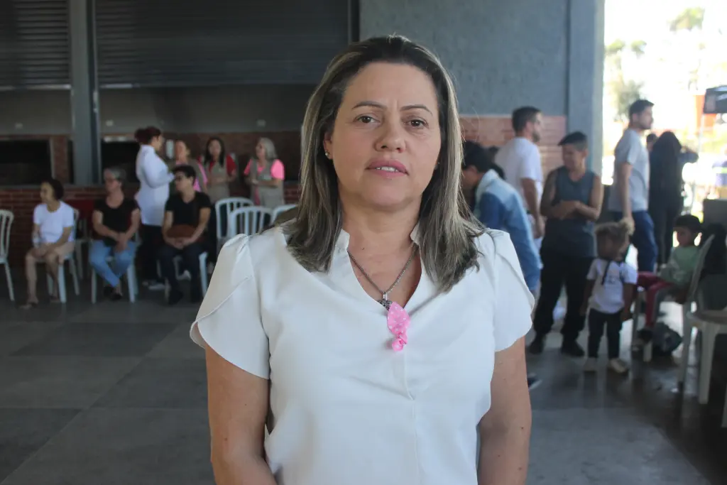 Ação do Outubro Rosa foi realizada na sexta-feira pela Prefeitura de Paranaguá 3 “Dentro da Semsa e da diretoria, a gente faz toda a organização e o direcionamento da equipe para essas ações, que visam a prevenção do câncer de colo de útero e do câncer de mama”, destacou Josineia de Araújo, diretora de Estratégia da Saúde da Família de Paranaguá (Foto: Folha do Litoral News)