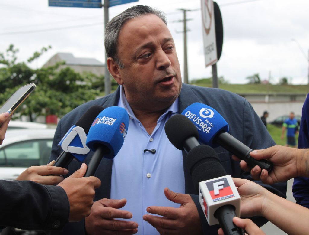 Prefeito e deputado Hussein Bakri visitam local da futura obra do viaduto em “U” na Avenida Roque Vernalha 5 “Não existe mais nada que impeça que esse recurso possa ser usado. O prefeito teve uma habilidade gigantesca, correu atrás, batalhou, foi até Curitiba, fez o dever de casa, convencendo as autoridades, mostrando a necessidade dessa obra”, destacou o líder do governo na Assembleia Legislativa do Paraná (Alep), deputado estadual Hussein Bakri (Foto: Folha do Litoral News)