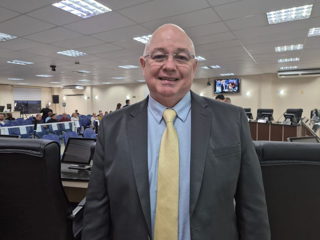 Portos do Paraná recebe título de Honra ao Mérito Empresarial da Câmara de Paranaguá 3 “Esta honraria, denominada de Honra ao Mérito Empresarial, justamente visa reconhecer o destaque de empresas, de segmentos que contribuem para o desenvolvimento da nossa cidade. E é o caso exatamente da Portos do Paraná, que tanto orgulha a nossa região, o nosso estado, o Porto mais eficiente do Brasil”, destacou o presidente da Câmara Municipal, vereador Adalberto Araújo (Foto: Folha do Litoral News)