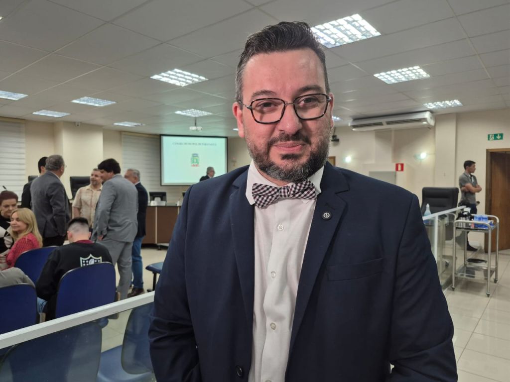 Portos do Paraná recebe título de Honra ao Mérito Empresarial da Câmara de Paranaguá 4 “É uma história que se entrelaça com a história da nossa cidade e representa não só o desenvolvimento econômico, mas acima de tudo o desenvolvimento social também para a nossa cidade. E a gente faz uma homenagem a todos os trabalhadores, a todas as empresas, lideranças sindicais, servidores. O Porto representa a essência da nossa cidade”, salientou o vereador de Paranaguá, Welington Frandji (Foto: Folha do Litoral News)