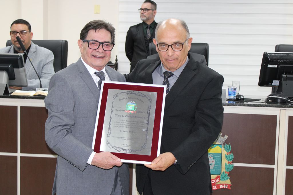 Portos do Paraná recebe título de Honra ao Mérito Empresarial da Câmara de Paranaguá 5 Na foto, Nilson Viana recebendo o título de Cidadão Honorário, ao lado o vereador de Paranaguá, Luiz de Sá Maranhão Neto (Foto: Folha do Litoral News)