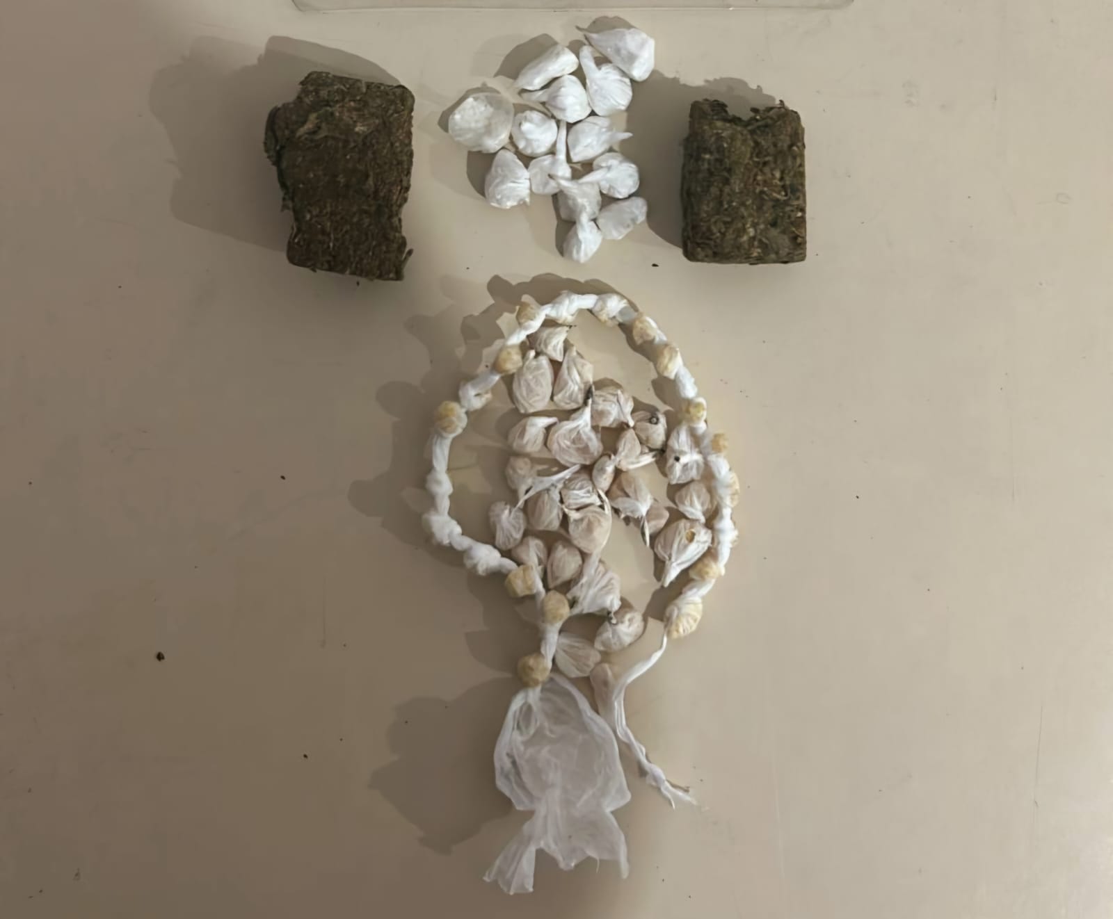 PM prende dupla envolvida com o tráfico de drogas em Guaratuba 1 Parte da droga apreendida estava dentro de um pochete