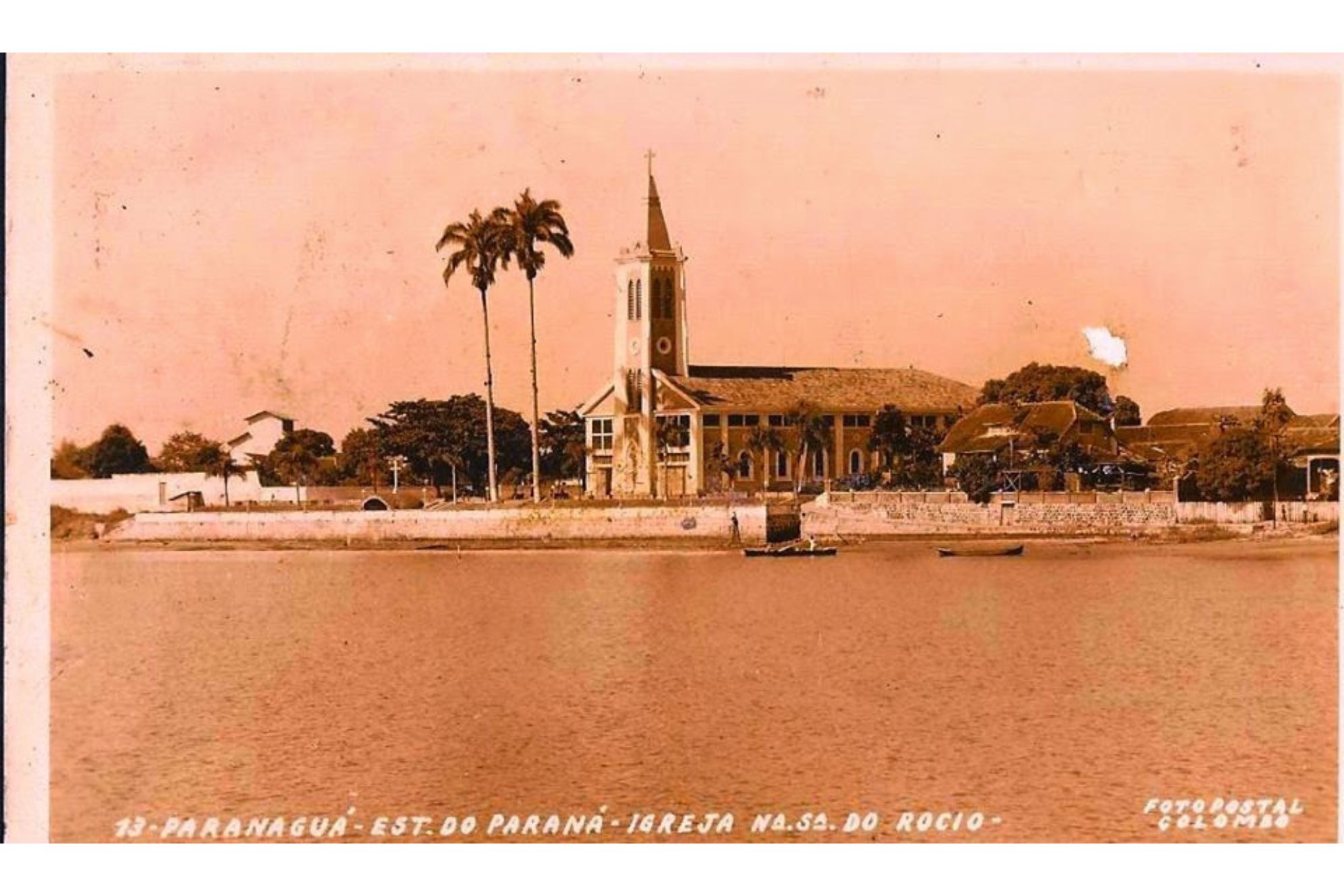 História da Festa de Nossa Senhora do Rocio: origem, tradição e fé do povo paranaense 1 Imagem do Santuário de Nossa Senhora do Rocio, em Paranaguá, no Paraná, vista ao lado do rio, com árvores e casas ao redor, mostrando um ambiente tranquilo e tradicional da região. História da Festa de Nossa Senhora do Rocio: origem, tradição e fé do povo paranaense