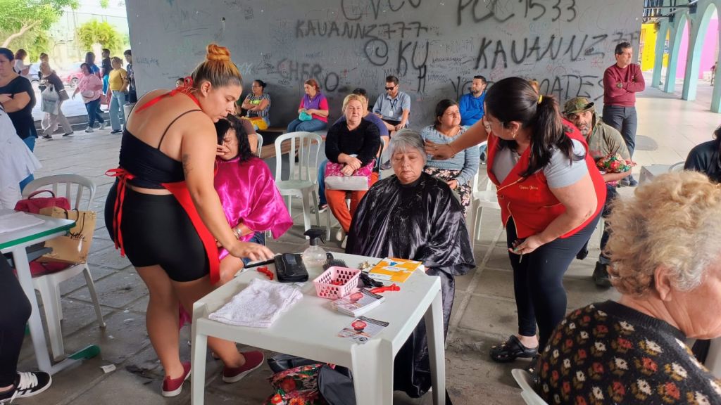 Mulheres vivem dia de autocuidado e valorização no Terminal Urbano de Paranaguá 13 IMG 20251021 WA0033
