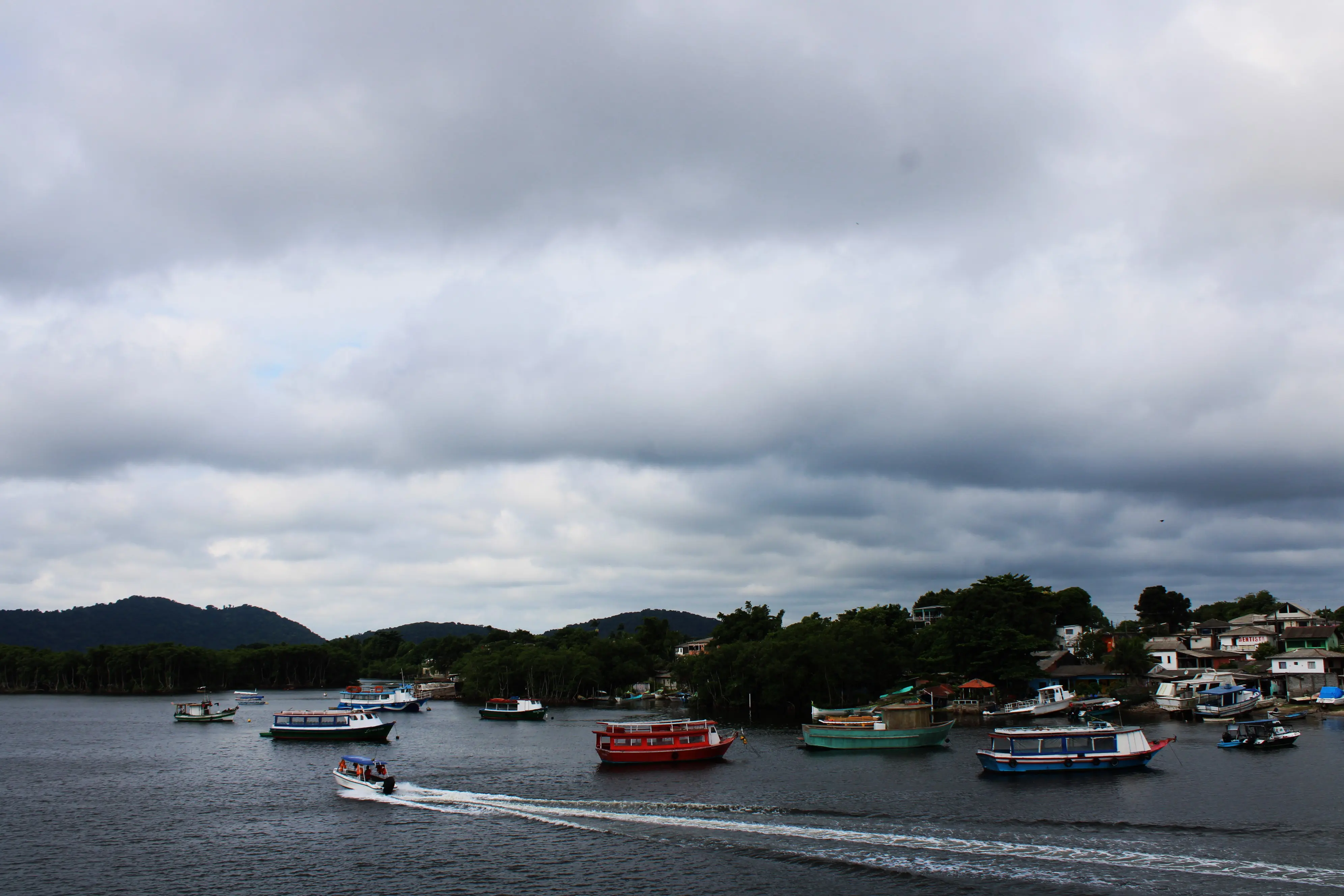 Com atuação de frente fria sobre o Paraná, terça-feira será de tempo instável em todo o litoral 1 De acordo com o Simepar, a partir da quarta-feira, 8, o eixo da frente fria se afasta para o oceano, mas a instabilidade permanece sobre o Paraná (Foto: Folha do Litoral News)