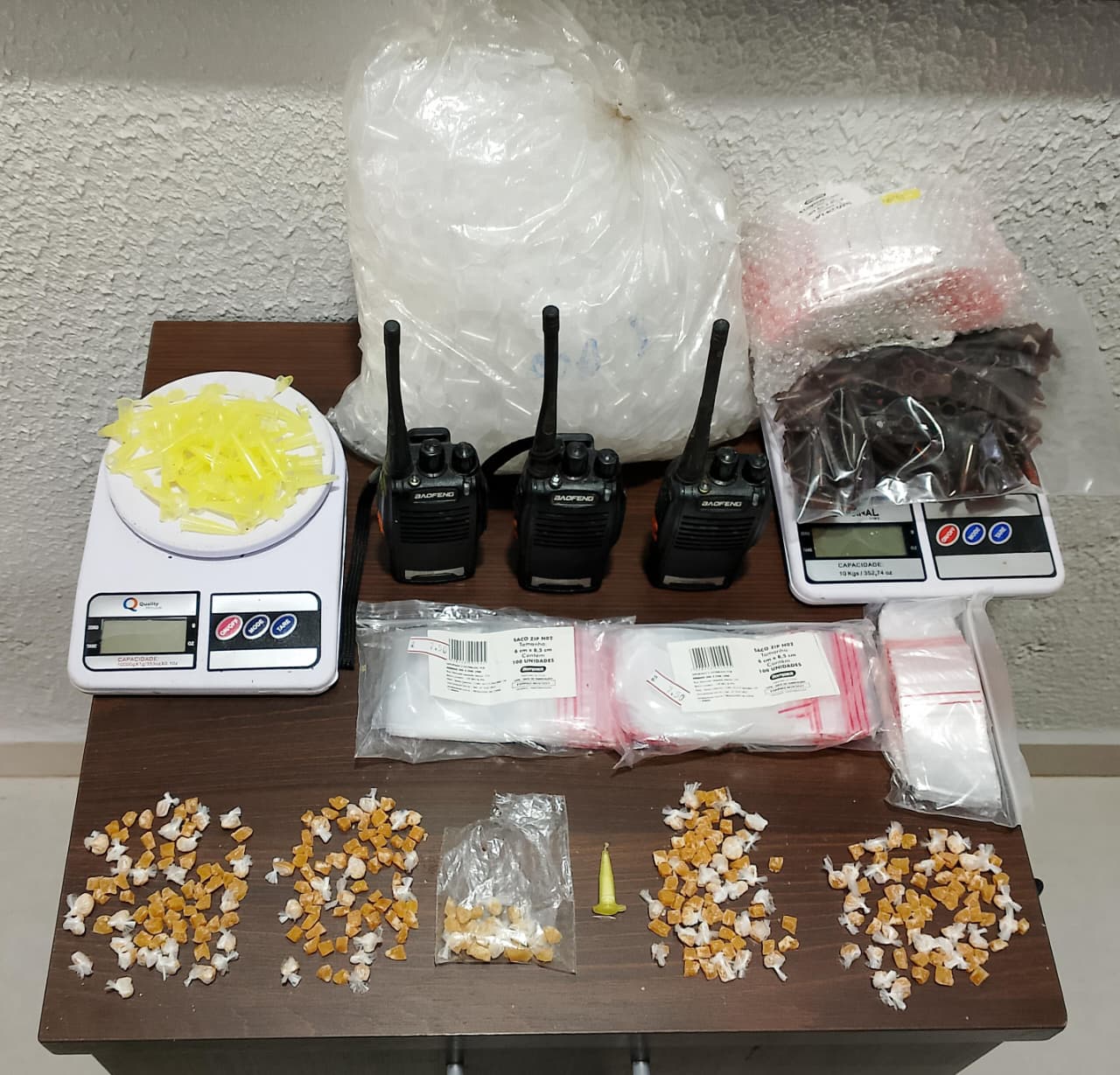 PCPR prende cinco pessoas por tráfico de drogas e tentativa de homicídio em Morretes 1 Durante o cumprimento das ordens judiciais, os policiais apreenderam pedras de crack, embalagens plásticas, rádios comunicadores e balanças de precisão