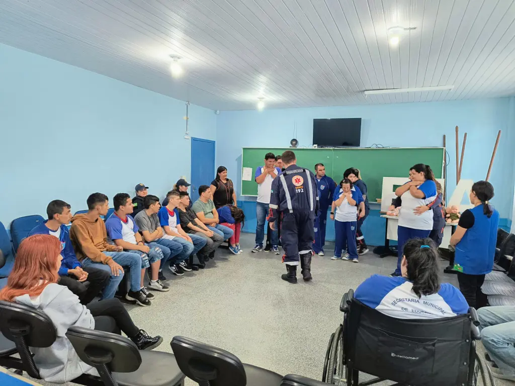 Projeto Samuzinho leva educação em primeiros socorros para mais de mil alunos em Paranaguá 3 WhatsApp Image 2025 10 01 at 16.10.02 1