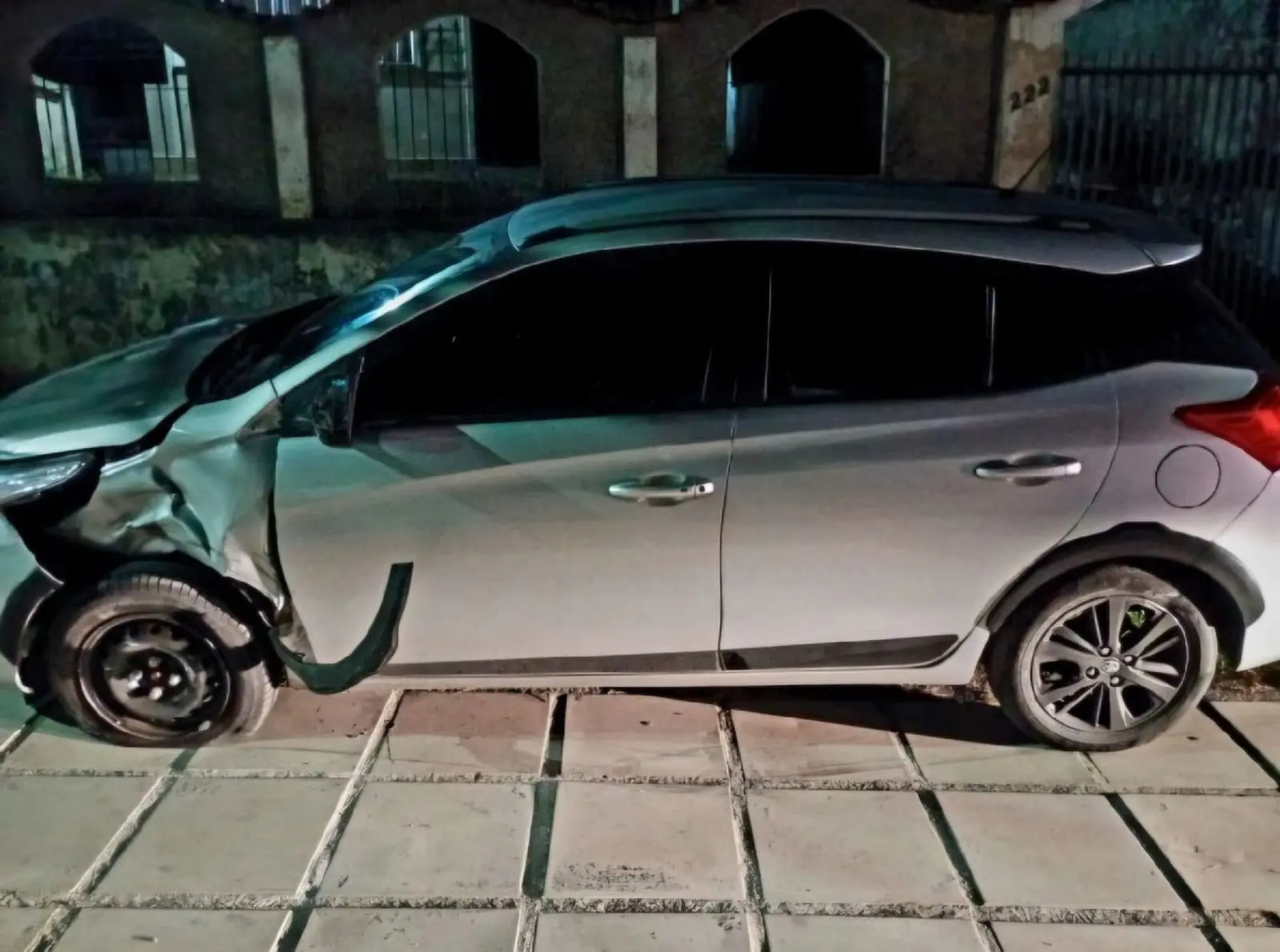 O veículo conduzido pela motorista embriagada ficou com a frente danificada e um pneu furado