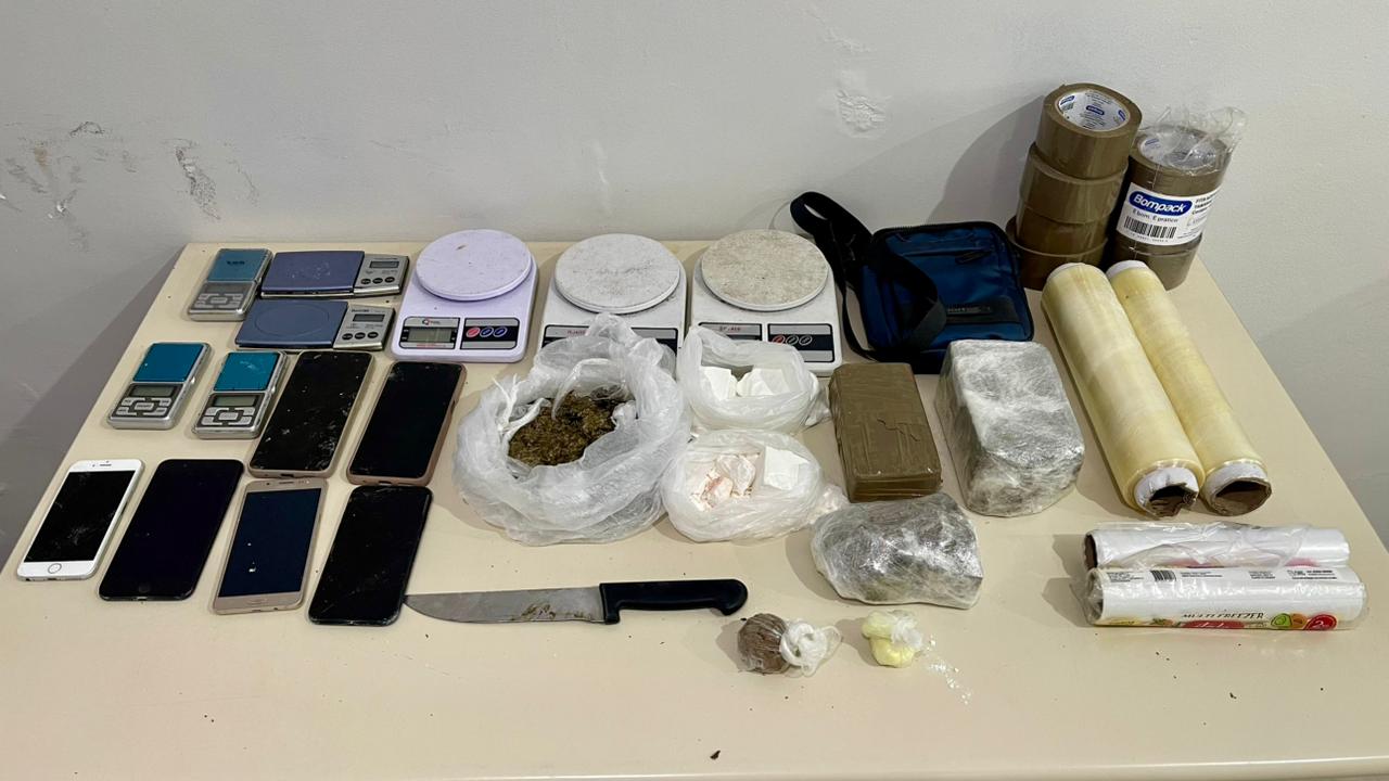 Ao todo os policiais apreenderam quase dois quilos de maconha, mais de 500 gramas de cocaína, dinheiro trocado e material do tráfico - Foto: Portal da Cidade Guaratuba/Paulinho Max