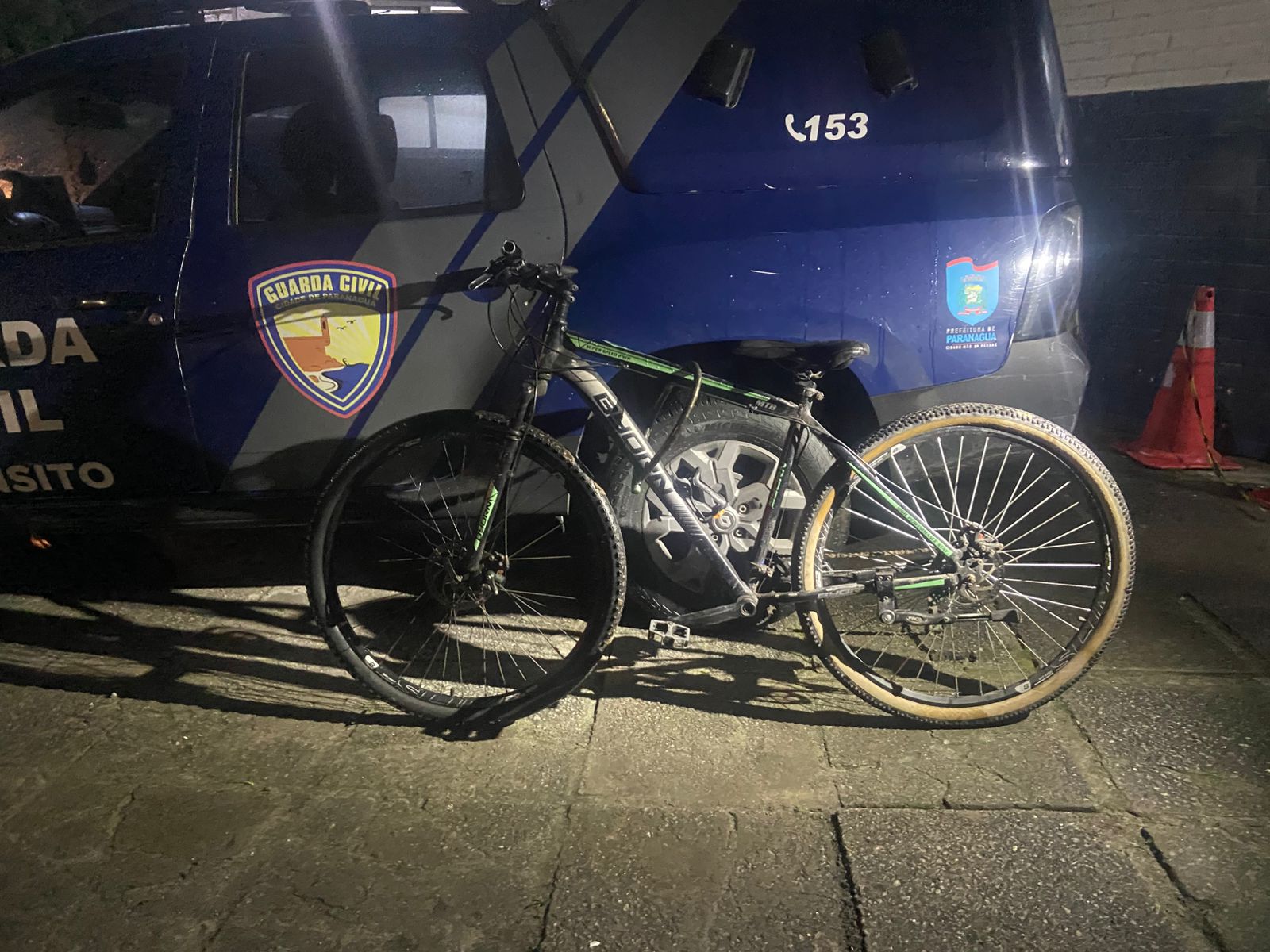 GCM recupera bicicleta furtada no Centro Histórico de Paranaguá 1 A bicicleta foi dispensada pelo suspeito perto da depuradora de ostras, ao lado da passarela para a Ilha dos Valadares
