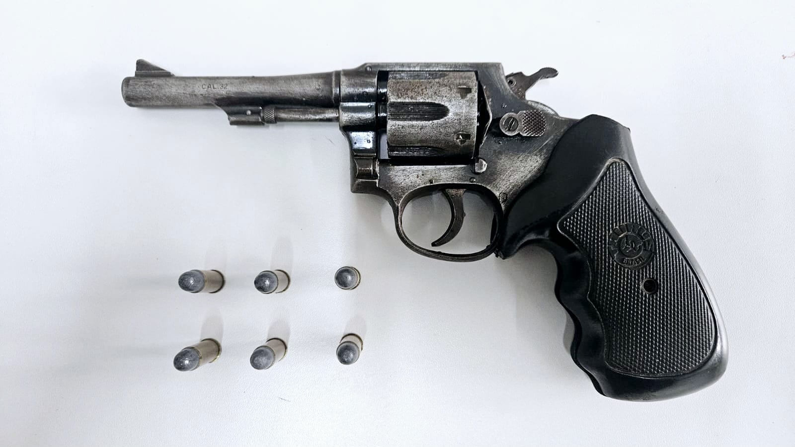 Homem encontra revólver municiado no quintal de casa em Paranaguá 1 O revólver calibre .32 e as seis munições intactas foram entregues no plantão da Delegacia Cidadã