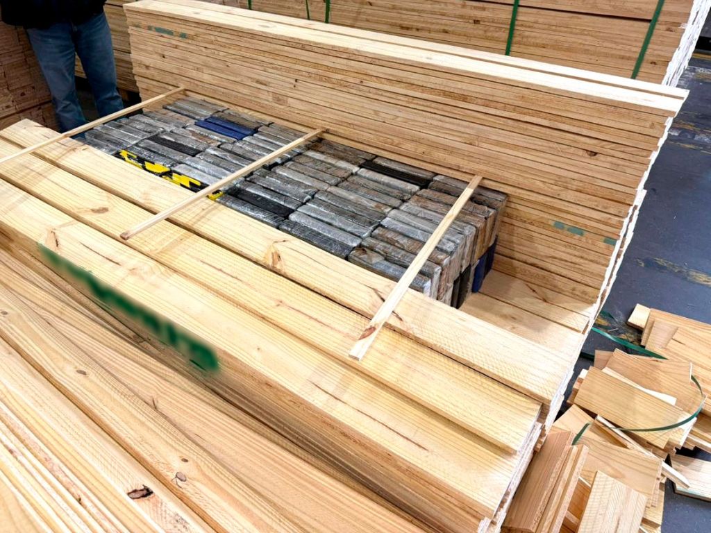 Receita Federal apreende mais de 1 tonelada de cocaína no Terminal de Contêineres do Porto de Paranaguá 2 WhatsApp Image 2025 10 09 at 18.20.18