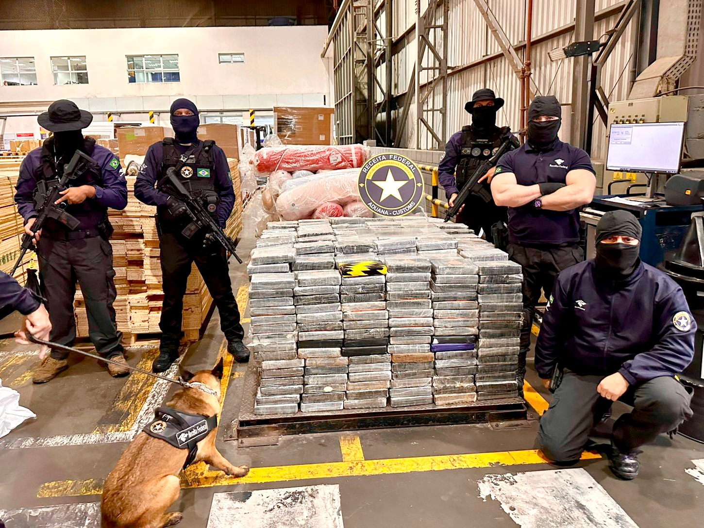 Receita Federal apreende mais de 1 tonelada de cocaína no Terminal de Contêineres do Porto de Paranaguá 1 Ao todo foram apreendidos 1.094,5 quilos do entorpecente