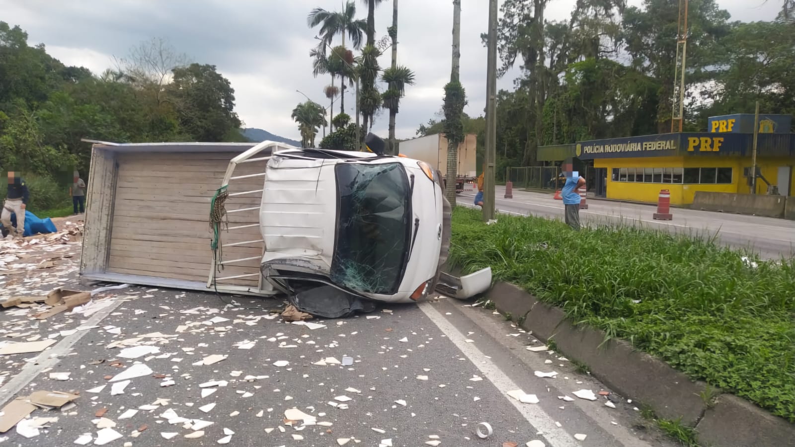 Utilitário carregado com caixas de cerâmica tomba na frente do posto da PRF em Alexandra 1 O tombamento aconteceu na frente do posto da Polícia Rodoviária Federal, nas proximidades do km 11, no bairro de Alexandra, em Paranaguá – FOTO – Agência PRF