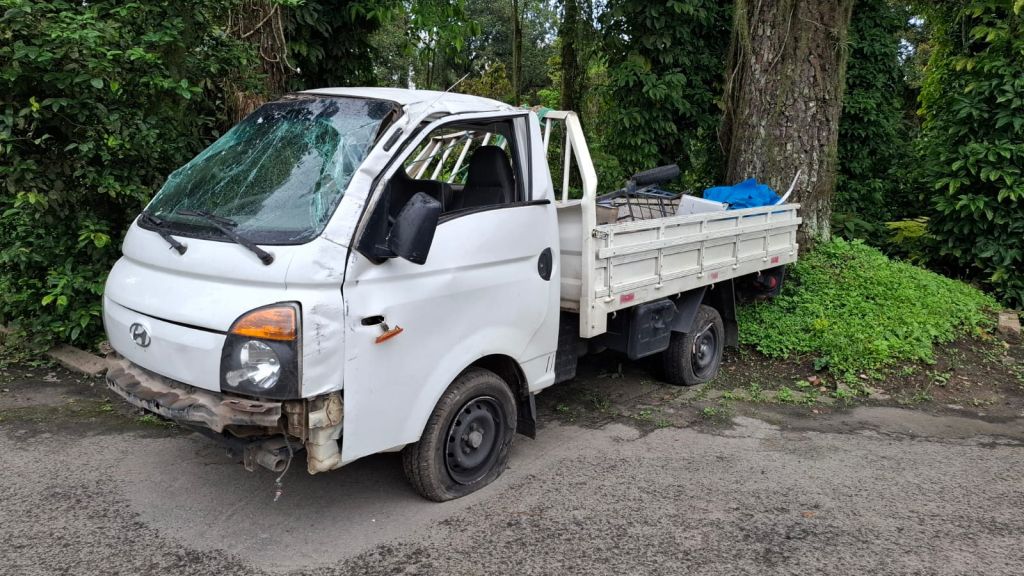 Utilitário carregado com caixas de cerâmica tomba na frente do posto da PRF em Alexandra 2 WhatsApp Image 2025 10 13 at 16.35.38