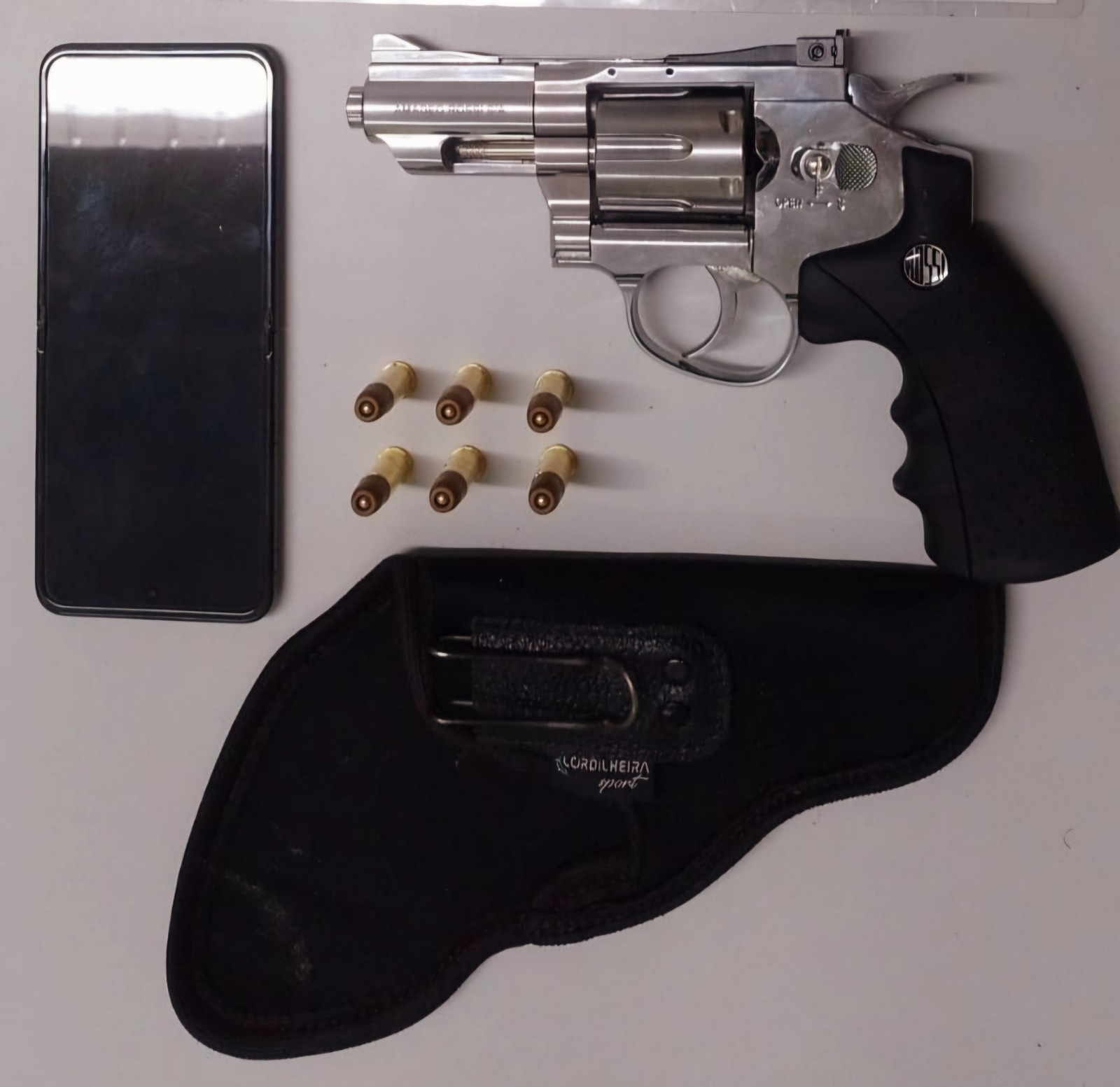O simulacro de revólver, com seis réplicas de munições intactas, foi apreendido pelos militares