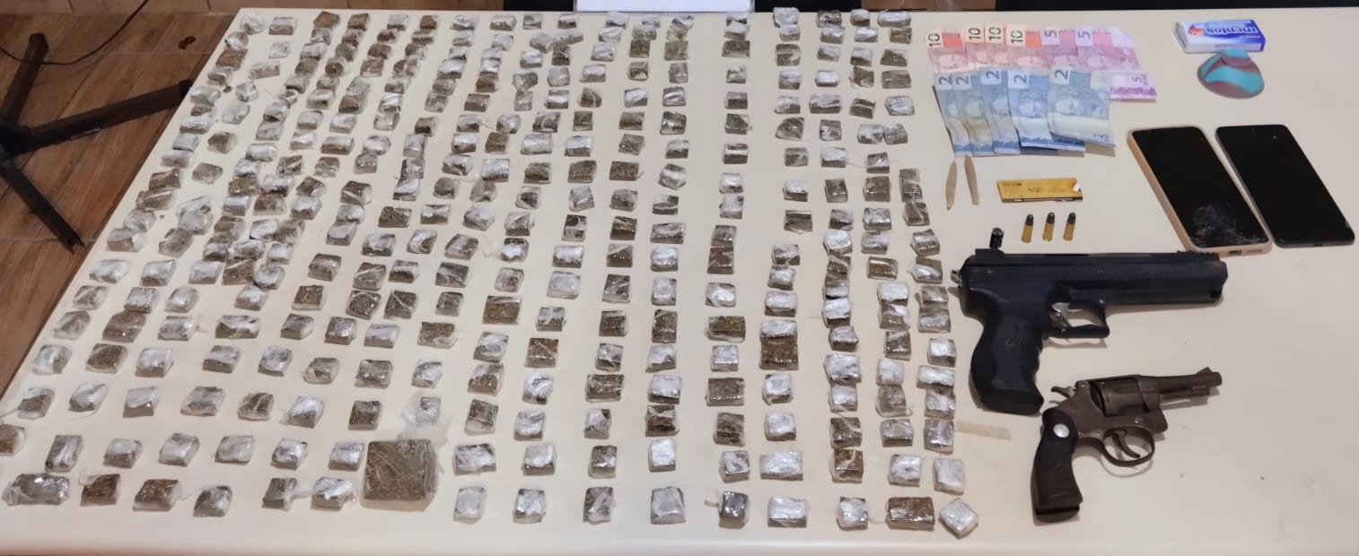 Toda droga apreendida com os três suspeitos estava embalada com o mesmo material