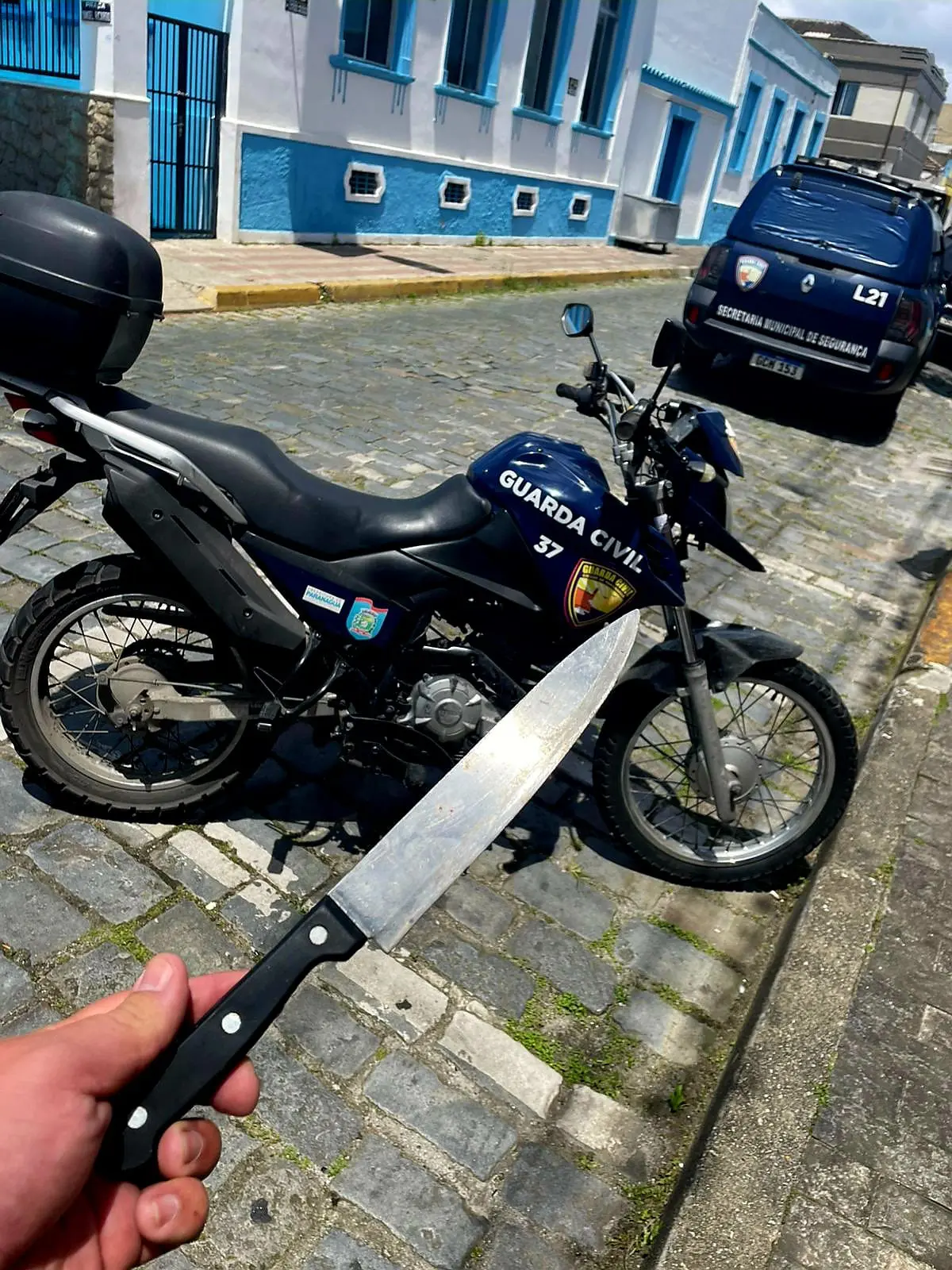 Adolescente é apreendido pela GCM após assalto no Centro Histórico de Paranaguá 1 A faca usada no assalto foi apreendida pelos agentes do GTAM