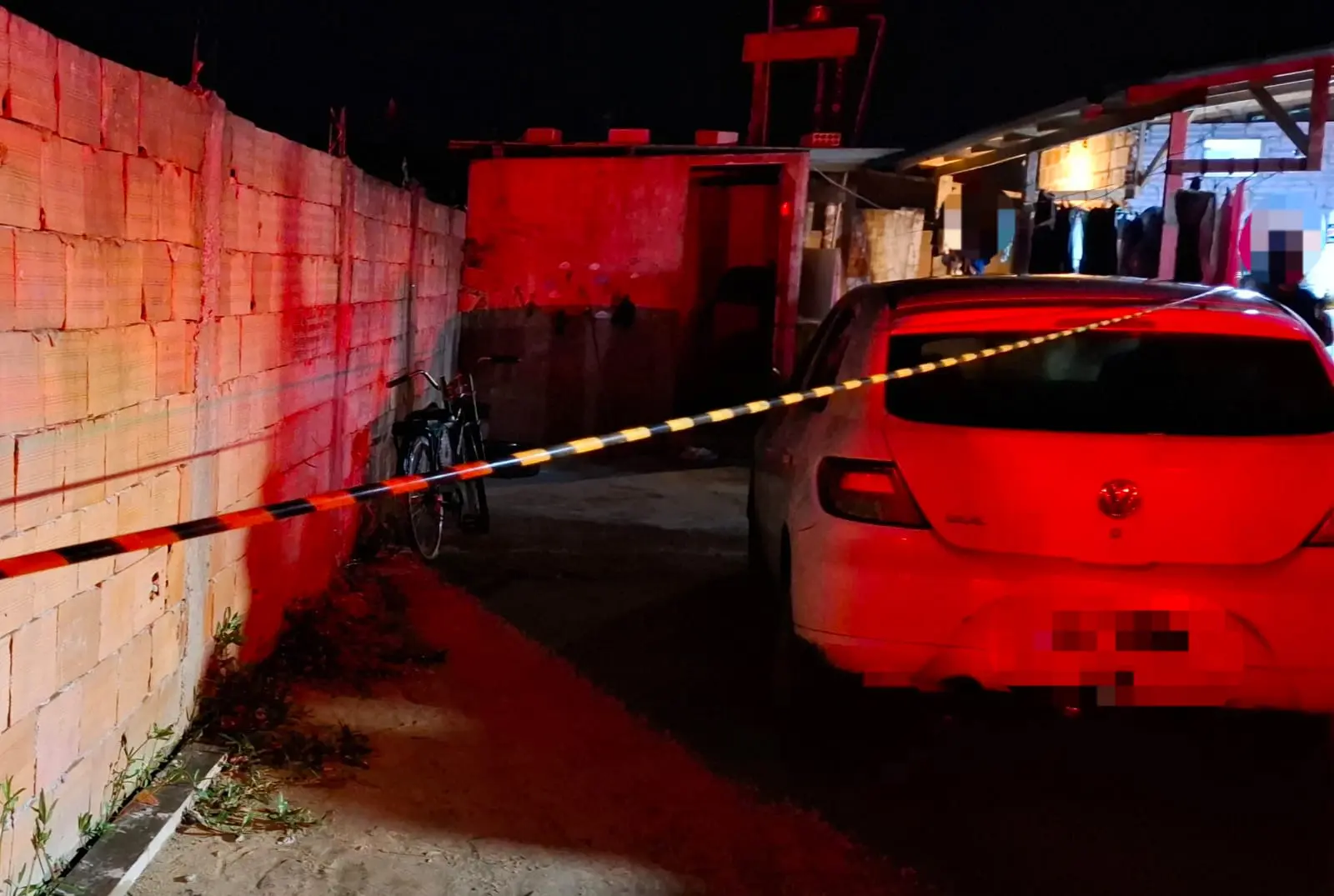 Weverton de Oliveira Tomas estava com a namorada dentro de um quarto, quando foi surpreendido pelo autor dos disparos