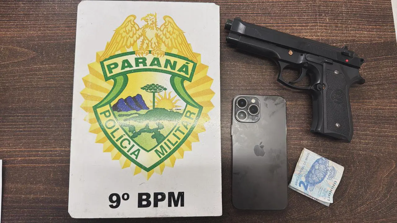 Com os dois abordados, os policiais encontraram um simulacro de pistola e o celular roubado