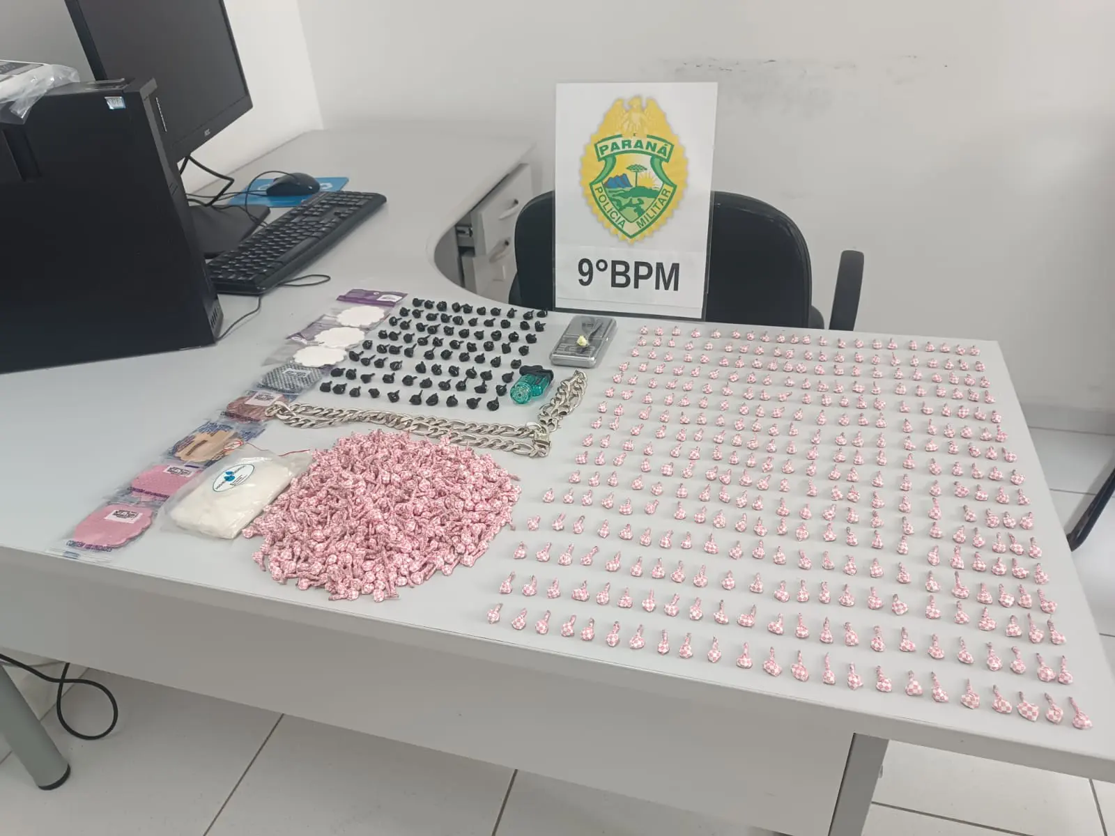 RPA apreende grande quantidade de cocaína durante abordagem de rotina na Vila Cruzeiro em Paranaguá 1 A cocaína, a balança de precisão, o isqueiro e as embalagens plásticas estavam dentro de uma mochila