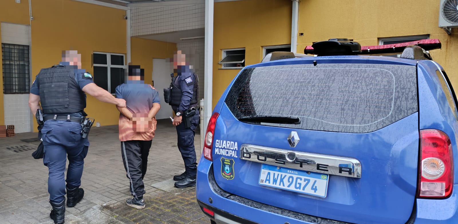 Foragido da Justiça que tentou fazer cadastro de vendedor ambulante é capturado pela GCM em Matinhos 1 Após receber voz de prisão, o homem foi encaminhado para o plantão da Polícia Civil