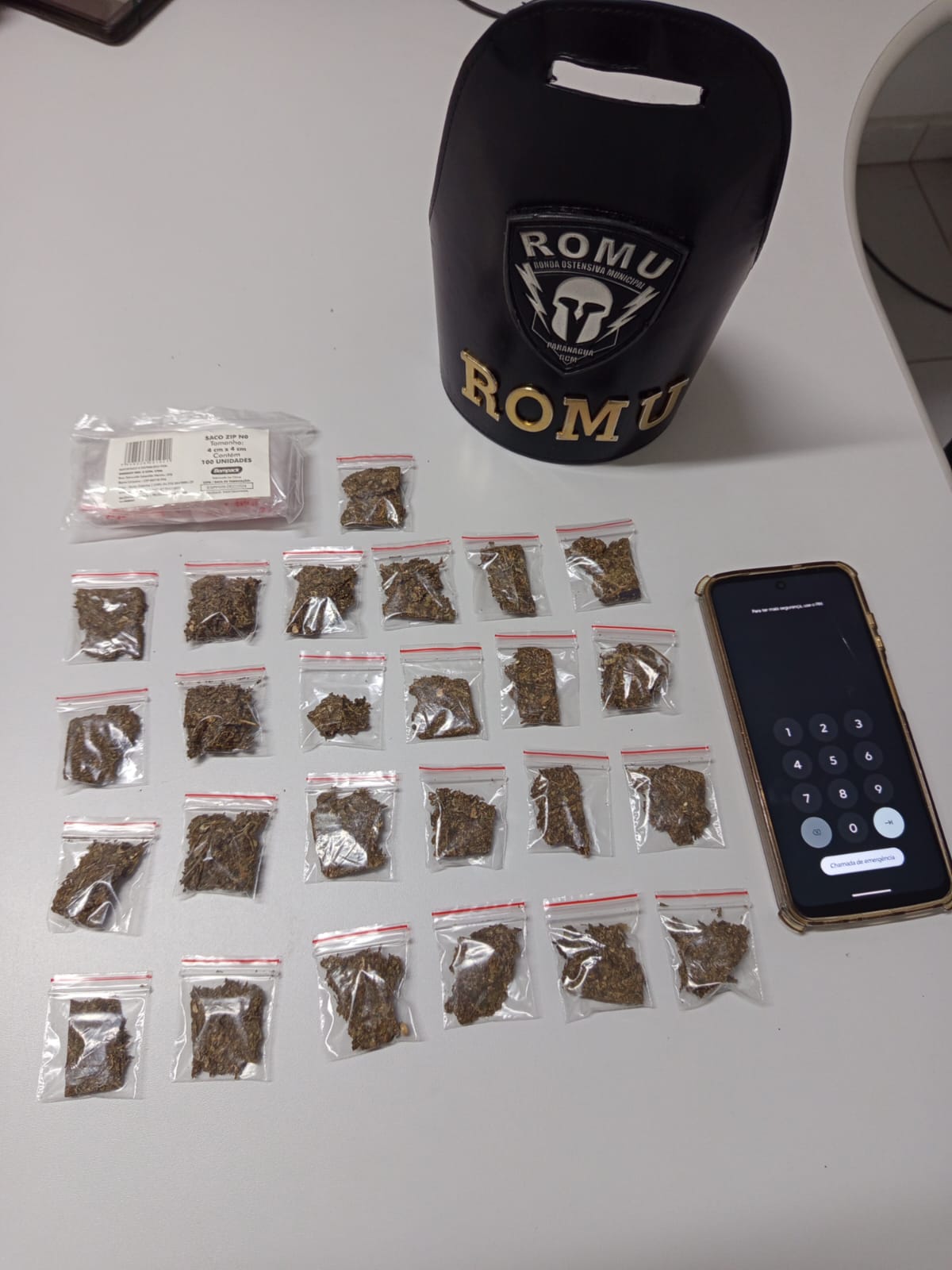 As buchas de maconha e as embalagens plásticas estavam dentro de uma sacola