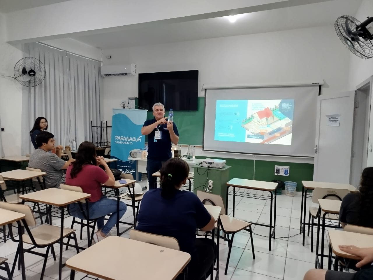 Paranaguá Saneamento leva minicurso sobre água e saneamento à UNESPAR 1 A atividade aproxima estudantes da realidade do saneamento básico e do papel do setor para o desenvolvimento sustentável do município e da região (Foto: Paranaguá Saneamento)