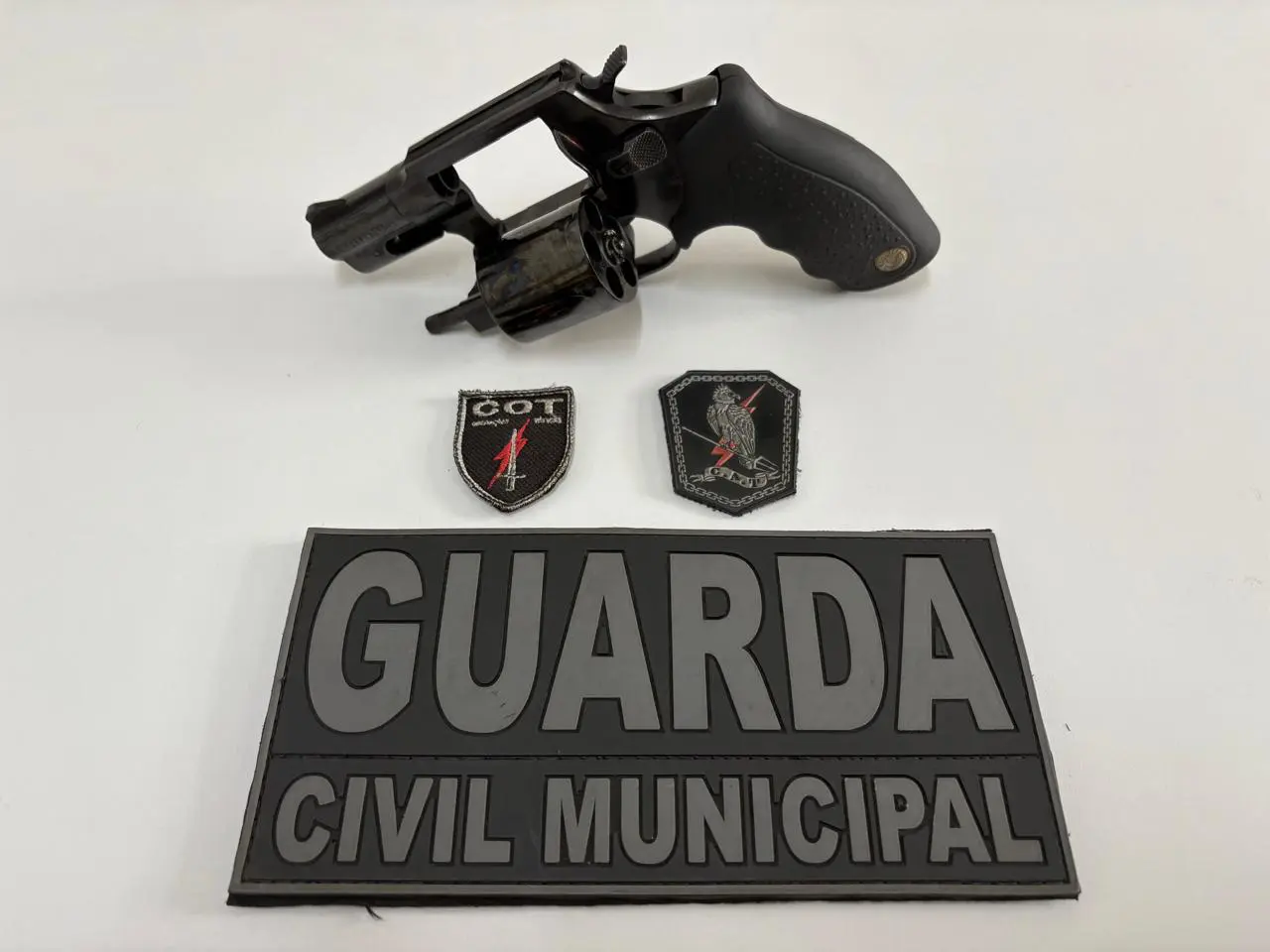 O revólver estava com a namorada do rapaz baleado