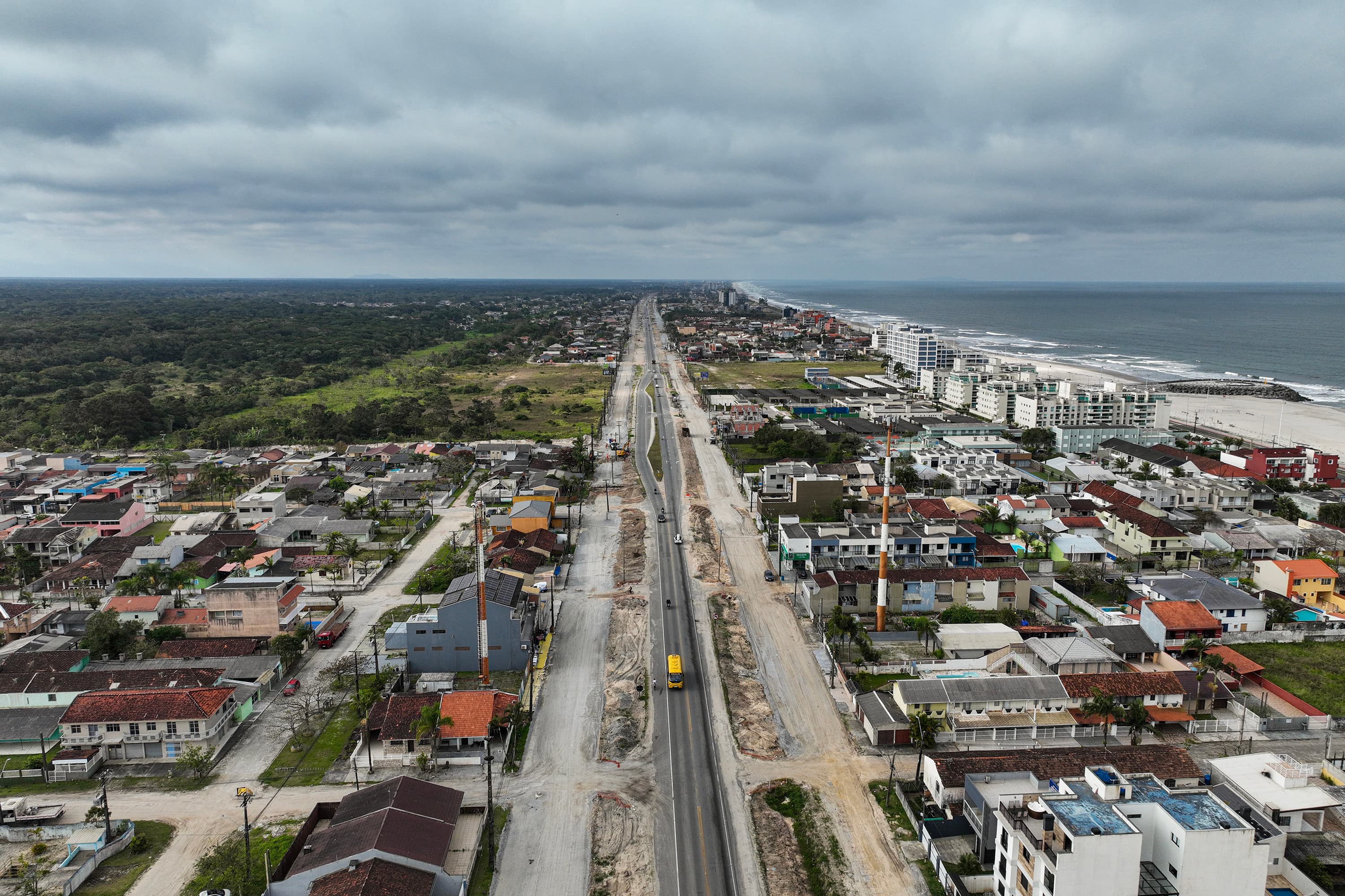 Nesta etapa inicial os serviços estão concentrados na terraplenagem das futuras vias marginais do trecho e na implantação de dispositivos de drenagem de águas (Foto: Arnaldo Neto/AEN)