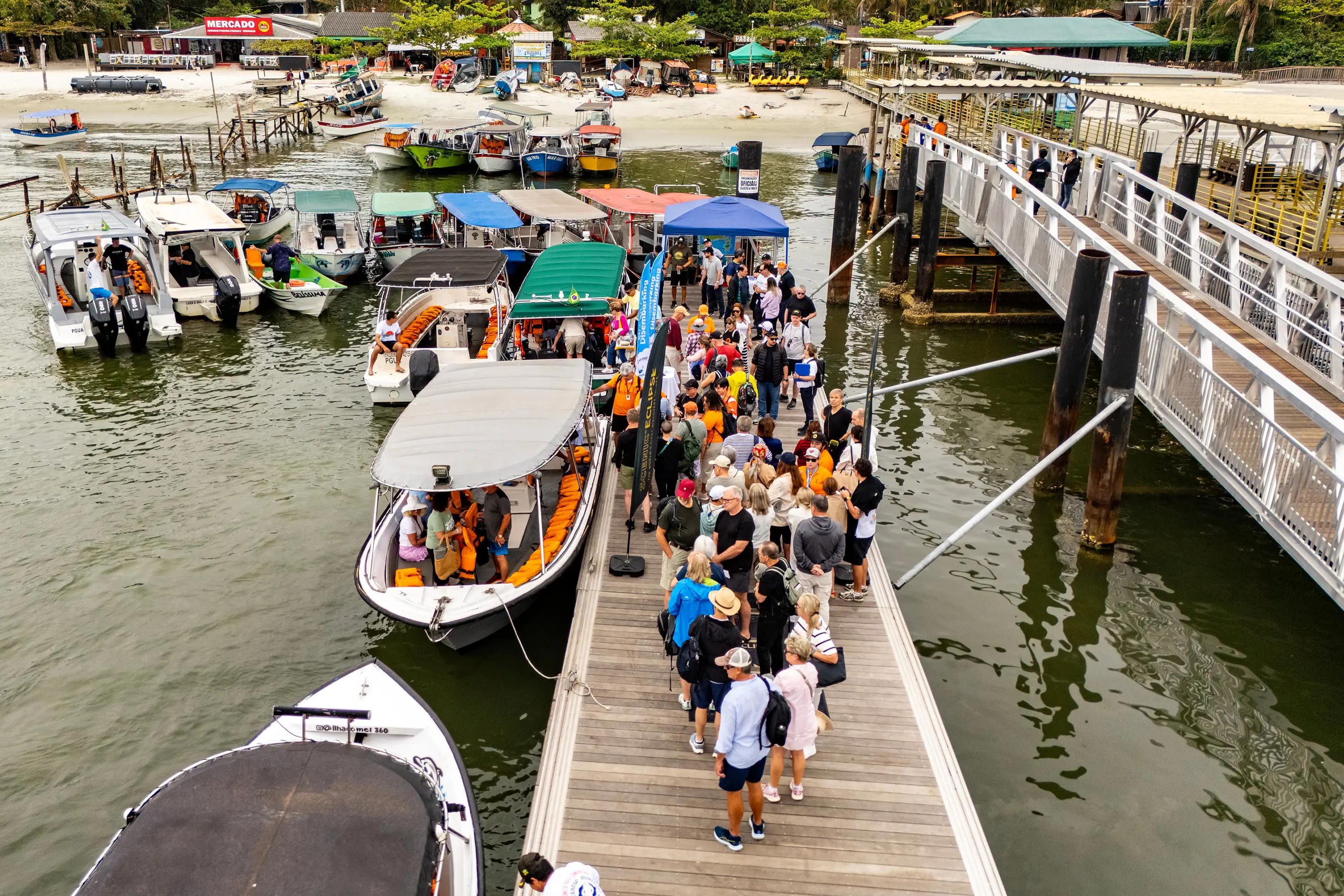 Portos do Paraná reforça turismo internacional com chegada de cruzeiro à Ilha do Mel 1 Esta é a segunda vez que a embarcação fundeia (ancora) na Baía de Paranaguá (Foto: Claudio Neves/Portos do Paraná)