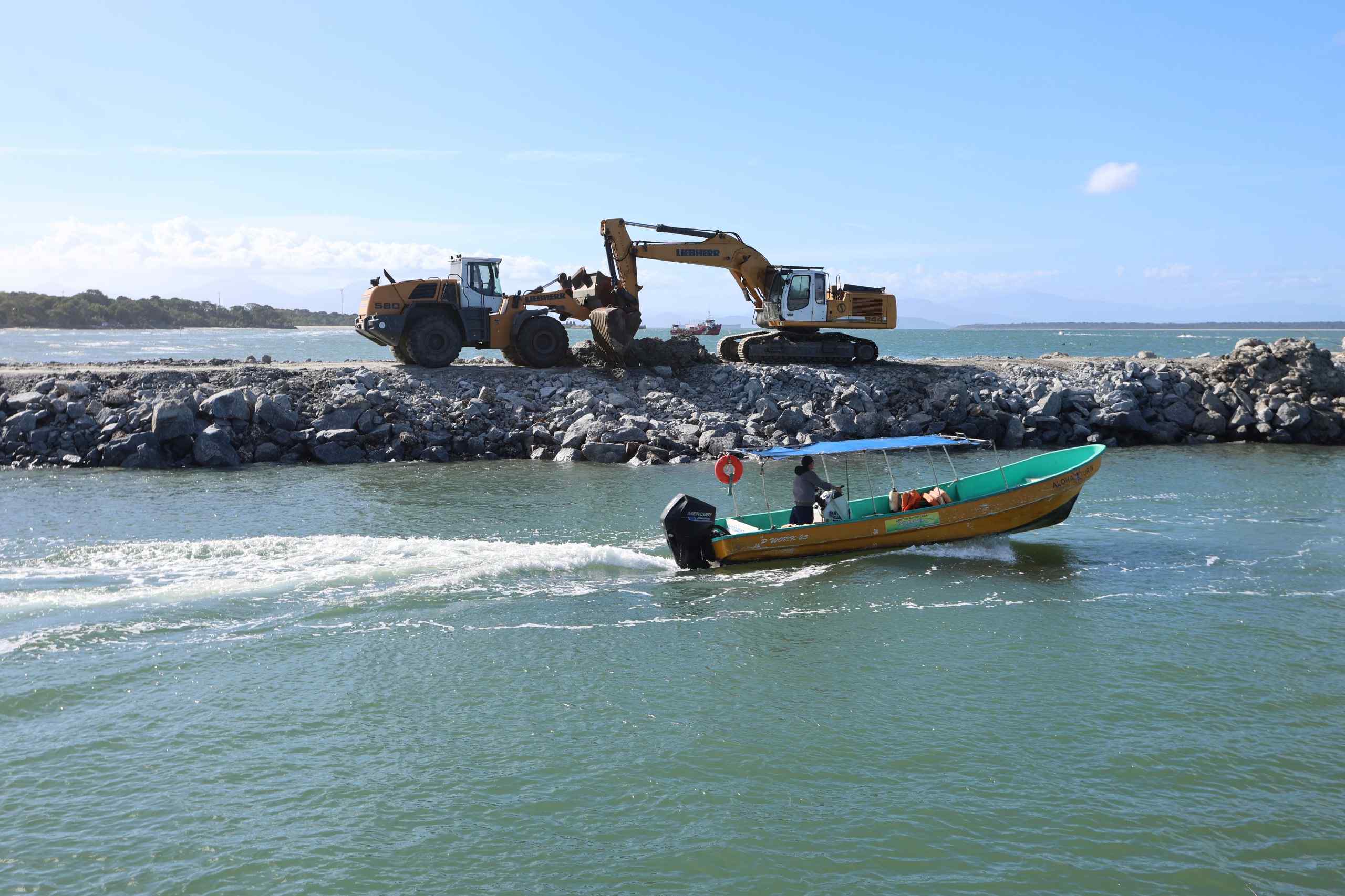 De acordo com o município, desde o início dos trabalhos, já foram utilizados 2.115 caminhões, o equivalente a 53.066 toneladas de pedras na estrutura (Foto: Guilherme Guimarães/Prefeitura de Pontal do Paraná)