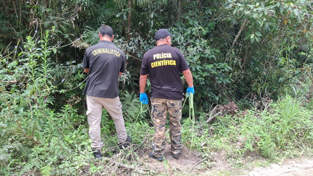 Corpo enrolado em sacos plásticos, com cobertor na cabeça e dentro de um big bag foi encontrado em Pontal do Paraná 2 foto02 3