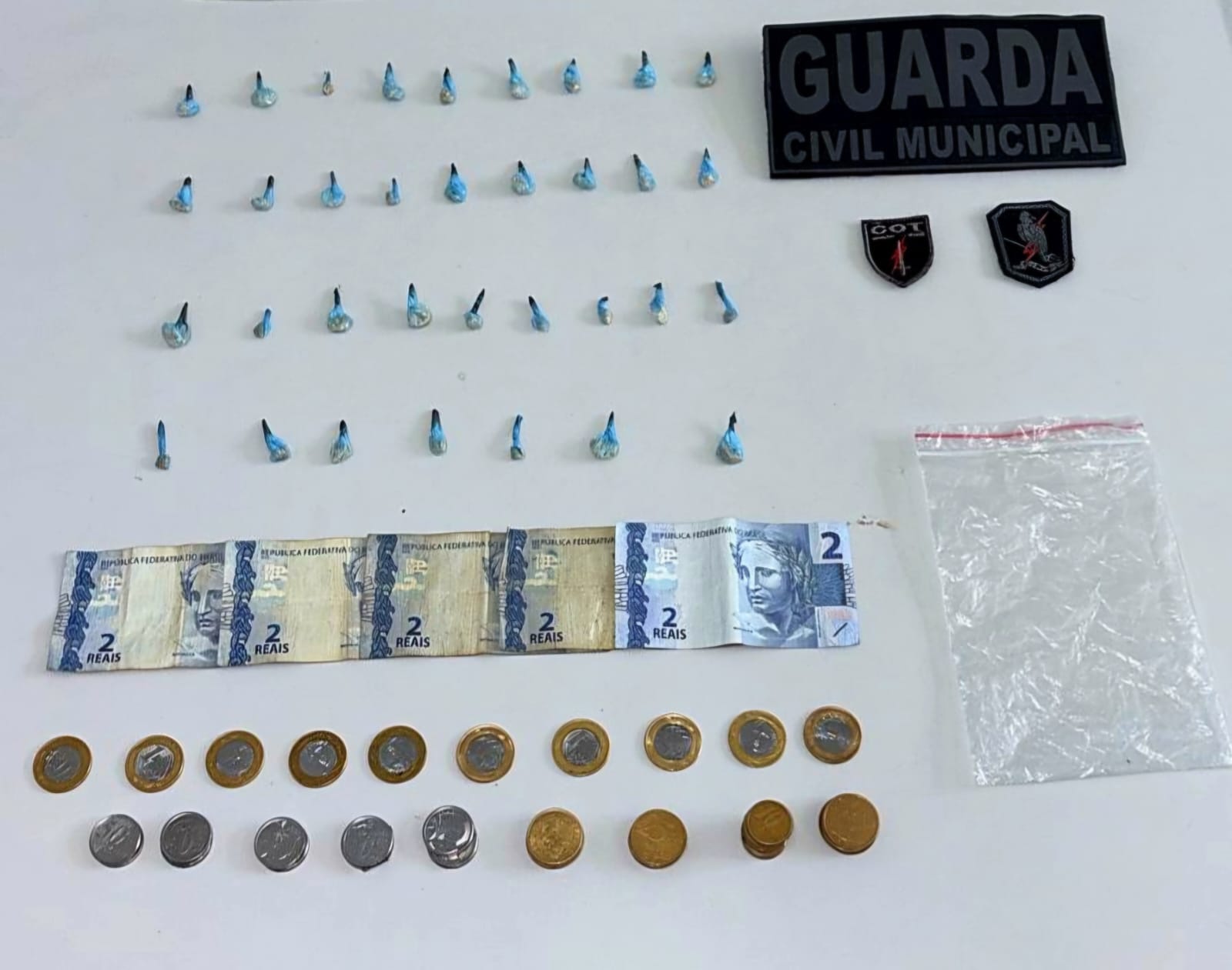 Suspeito dispensa pedras crack e dinheiro enquanto era perseguido por Agentes da Guarda Civil no Centro Histórico de Paranaguá 1 O entorpecente e o dinheiro estavam dentro de um pacote plástico