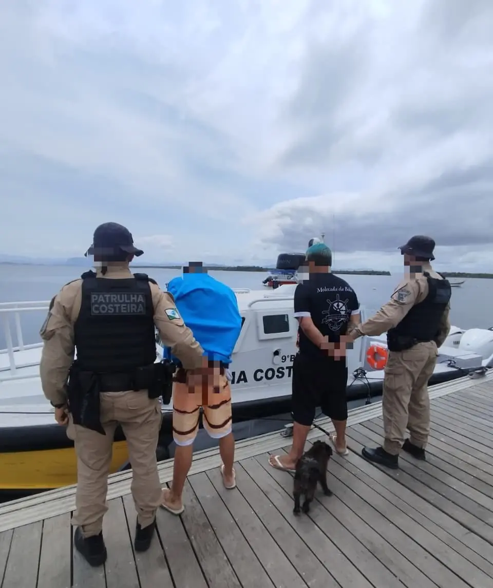 Durante o cumprimento da ordem judicial, os militares prenderam um homem acusado de envolvimento com o tráfico de drogas