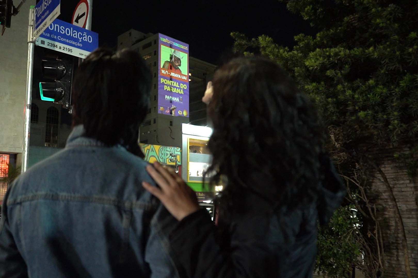 Programação do Verão Maior Paraná é exibida em pontos turísticos do Brasil 1 No Rio de Janeiro, o line-up foi revelado com projeções nos Arcos da Lapa. Em São Paulo, a projeção aconteceu na Avenida Paulista, na altura do Parque do Ciclista. Já em Santa Catarina a projeção da programação foi em Florianópolis, na Beira Mar Norte (Foto: Secom)