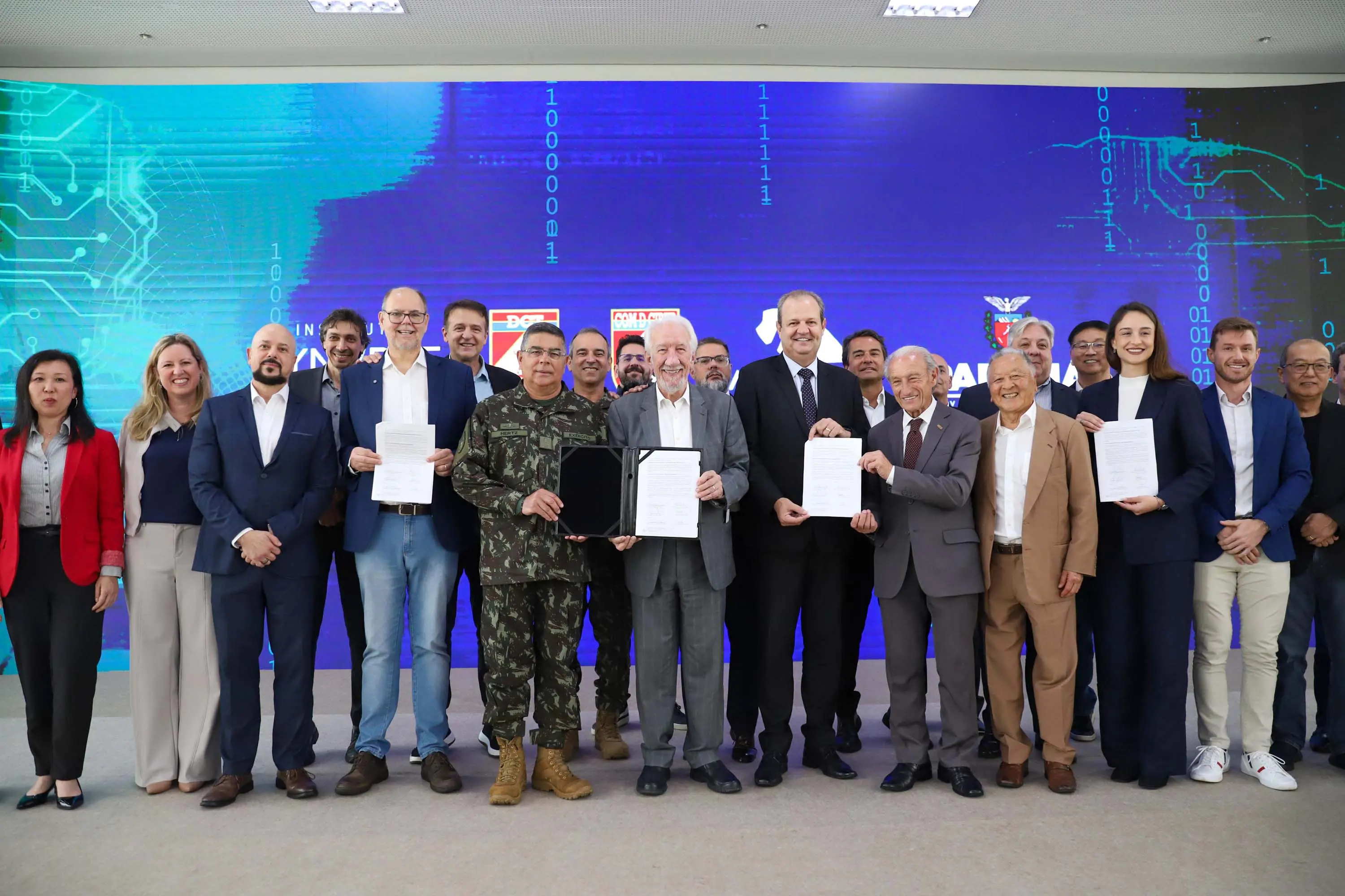 A parceria envolve as secretarias estaduais da Ciência, Tecnologia e Ensino Superior (Seti) e da Inovação e Inteligência Artificial (Seia), a Fundação Araucária (FA) e o Departamento de Ciência e Tecnologia (DCT) do Exército, com apoio do Instituto Synapse (Foto: Igor Jacinto-Vice-Governadoria)