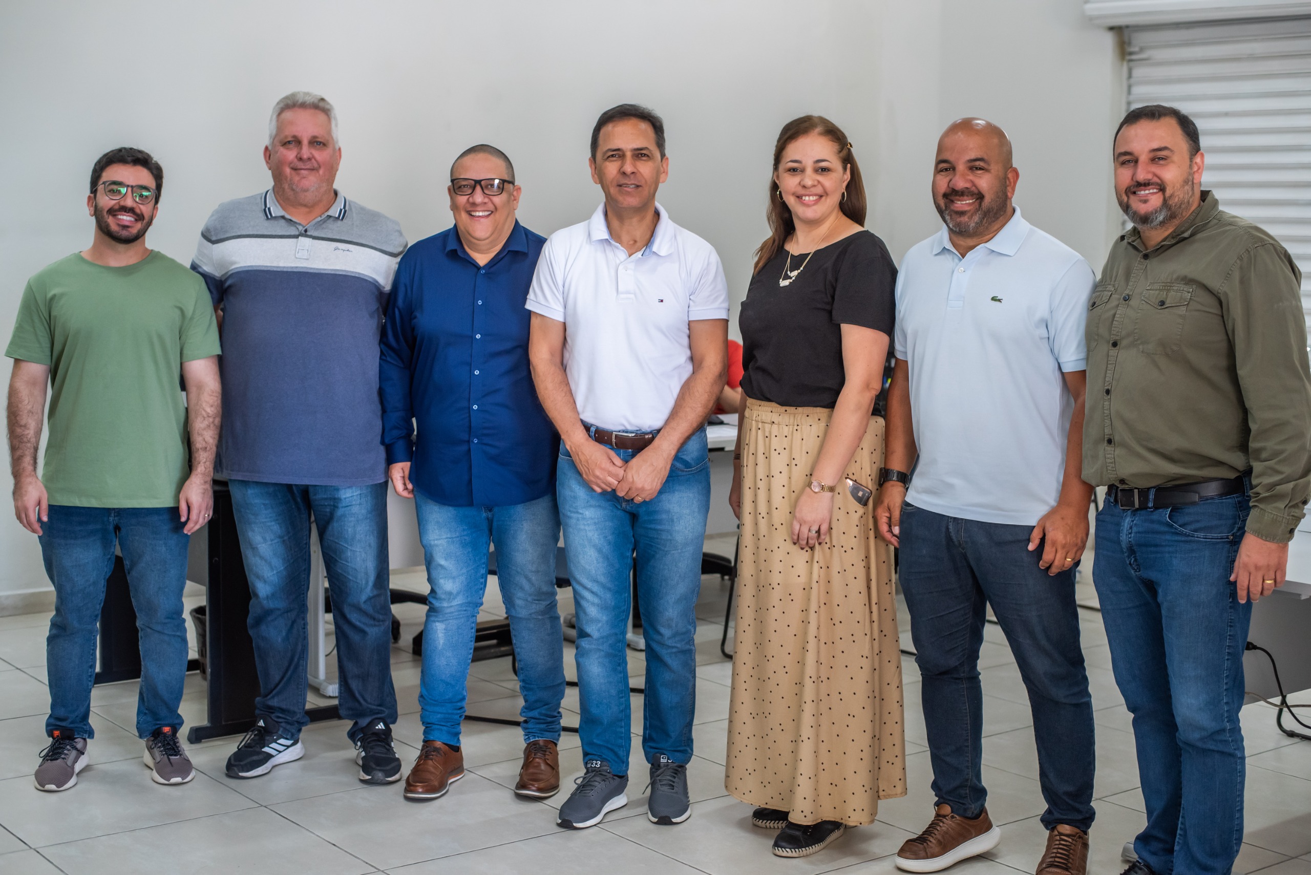 Prefeito Adriano Ramos participa do 9.º Feirão de Empregos na Agência do Trabalhador 1 “O trabalhador que está buscando uma nova oportunidade, quer uma recolocação no mercado de trabalho ou está em busca do primeiro emprego pode procurar a Secretaria de Trabalho, que inclusive oferta cursos de capacitação que auxiliam o candidato a melhorar ainda mais seu currículo”, afirma o prefeito Adriano Ramos (Foto: Moyses Zanardo/Prefeitura de Paranaguá)