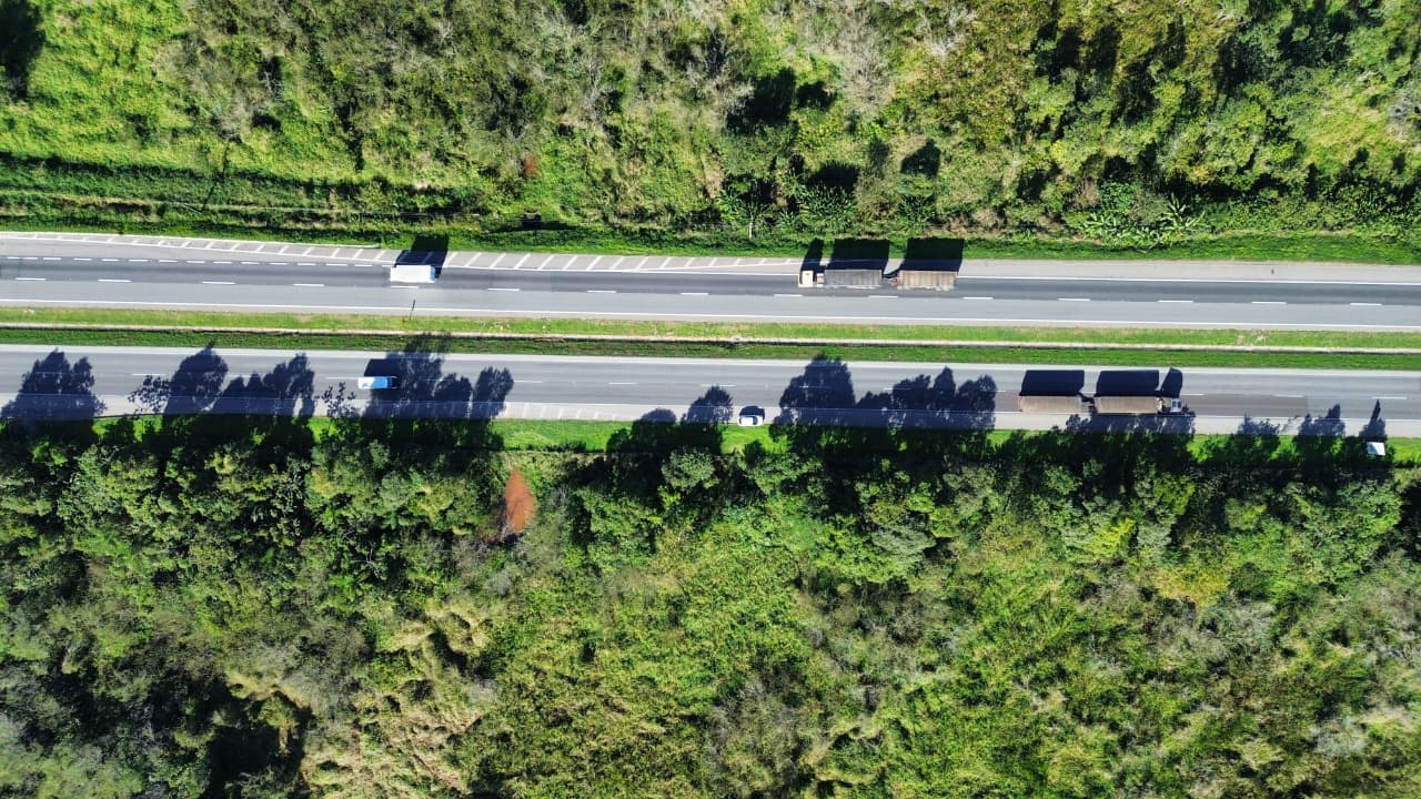 Obras para instalação de balança de pesagem dinâmica alteram fluxo na BR-277 em Paranaguá 1 "Além da realização do trabalho, as equipes também estarão com foco na segurança viária", afirma a concessionária (Foto: EPR Litoral Pioneiro/Divulgação)