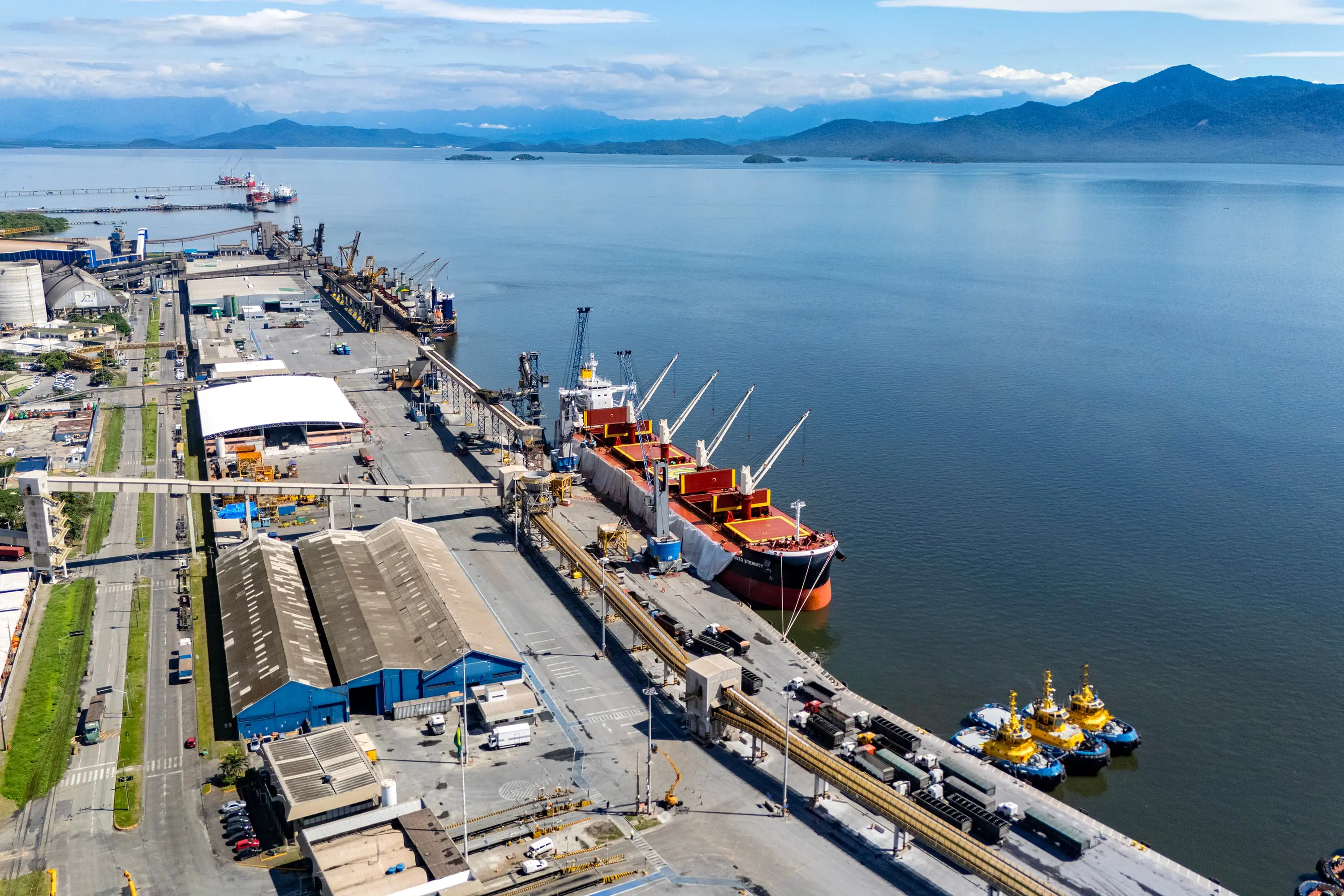 Os produtos que lideraram as exportações foram soja (13.015.446 toneladas), farelo de soja (5.517.043 toneladas) e açúcar a granel (4.660.606 toneladas). Meta é ultrapassar 70 milhões de toneladas em 2025 (Foto: Claudio Neves/Portos do Paraná)