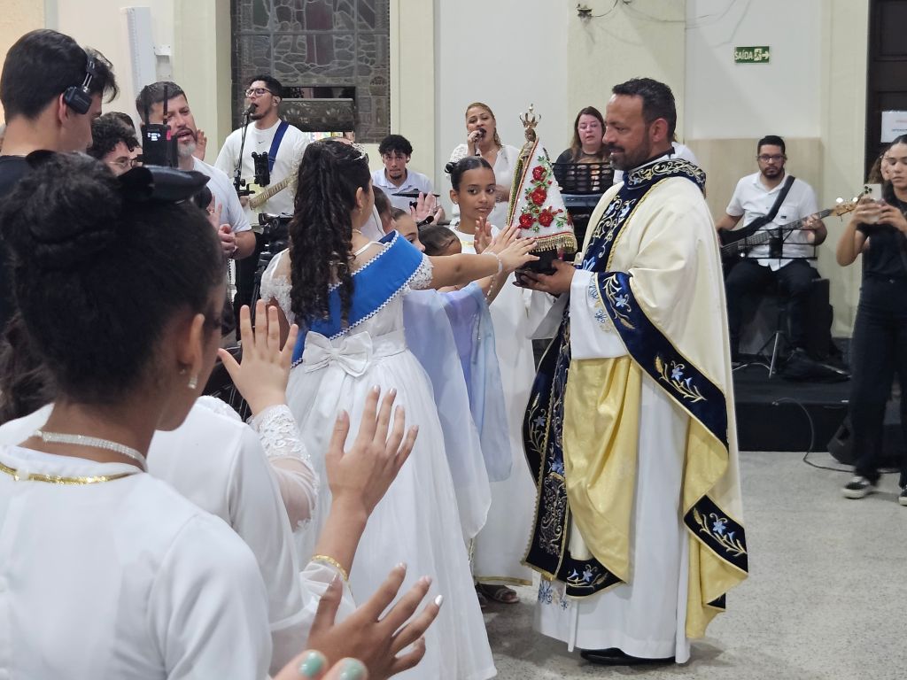 O brilho da fé: novo manto de Nossa Senhora do Rocio emociona fiéis em Paranaguá 7 20251101 204632 1