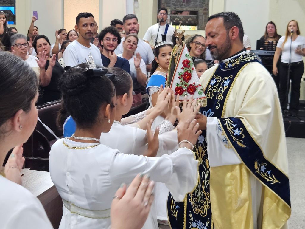 O brilho da fé: novo manto de Nossa Senhora do Rocio emociona fiéis em Paranaguá 6 20251101 204638 1