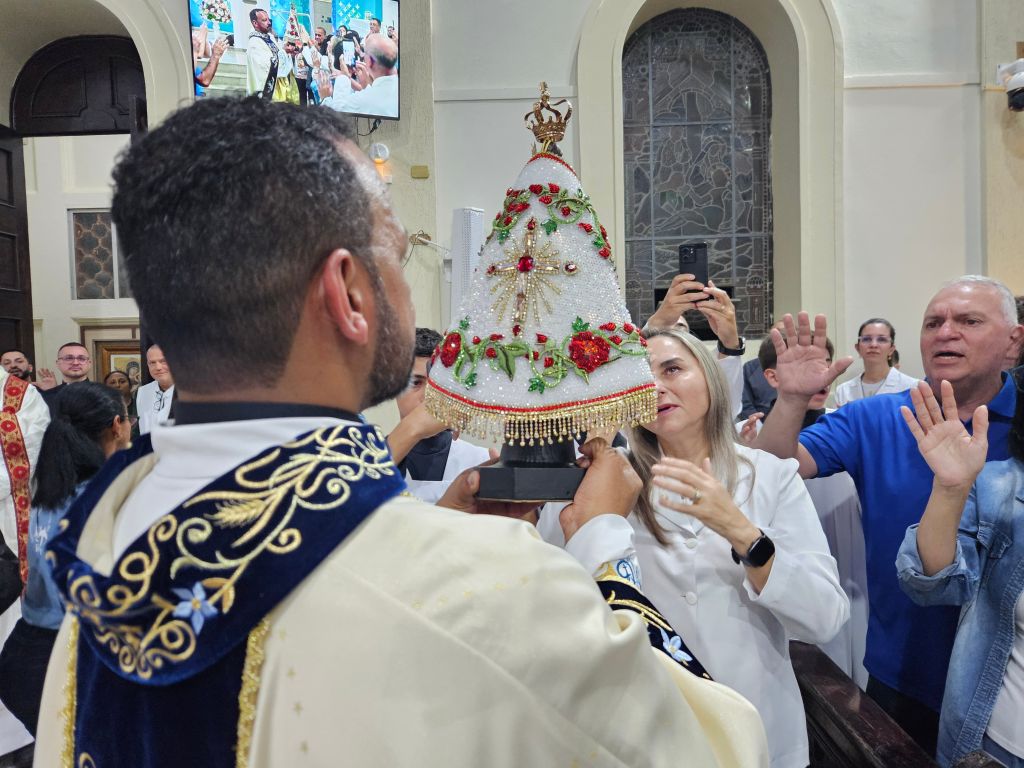 O brilho da fé: novo manto de Nossa Senhora do Rocio emociona fiéis em Paranaguá 4 20251101 204702 1