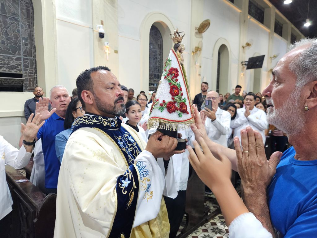 O brilho da fé: novo manto de Nossa Senhora do Rocio emociona fiéis em Paranaguá 8 20251101 204708 1